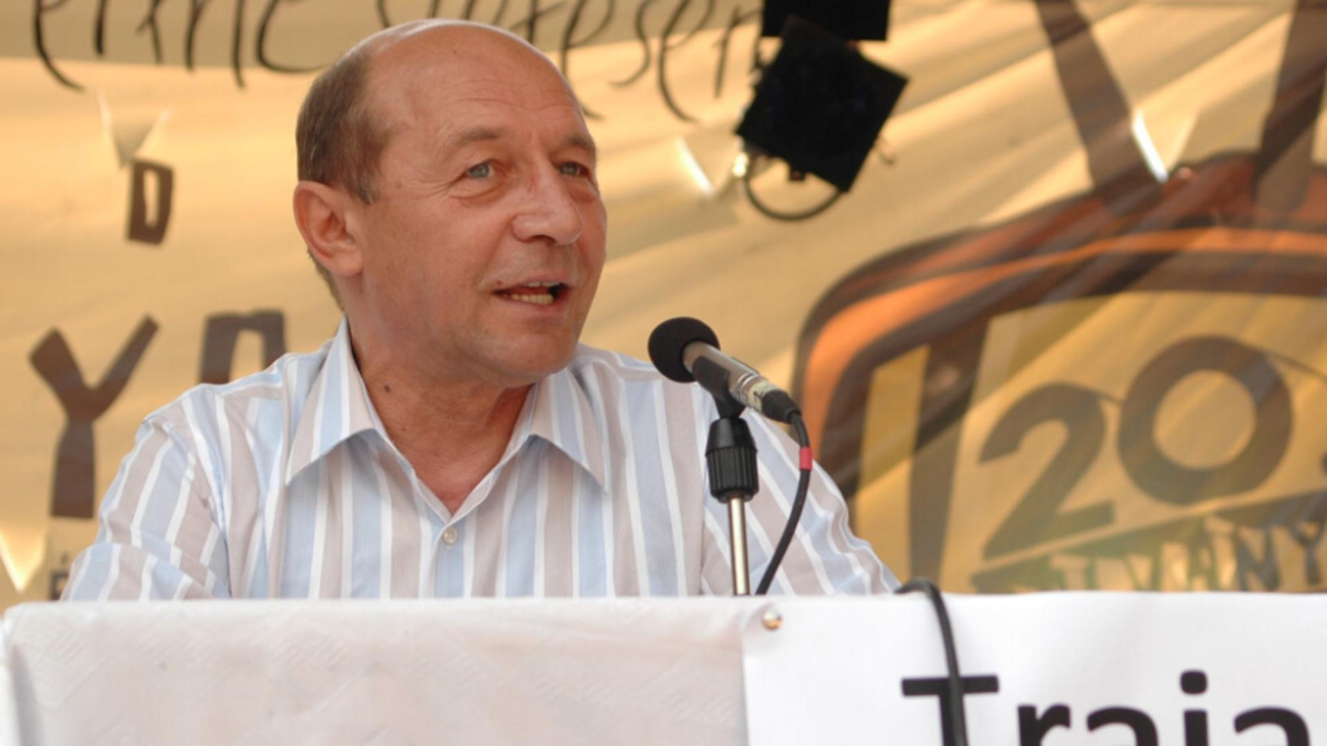 Medicii i-au pus în vedere lui Traian Băsescu să-și pregătească un aparat de oxigen acasă – SURSE