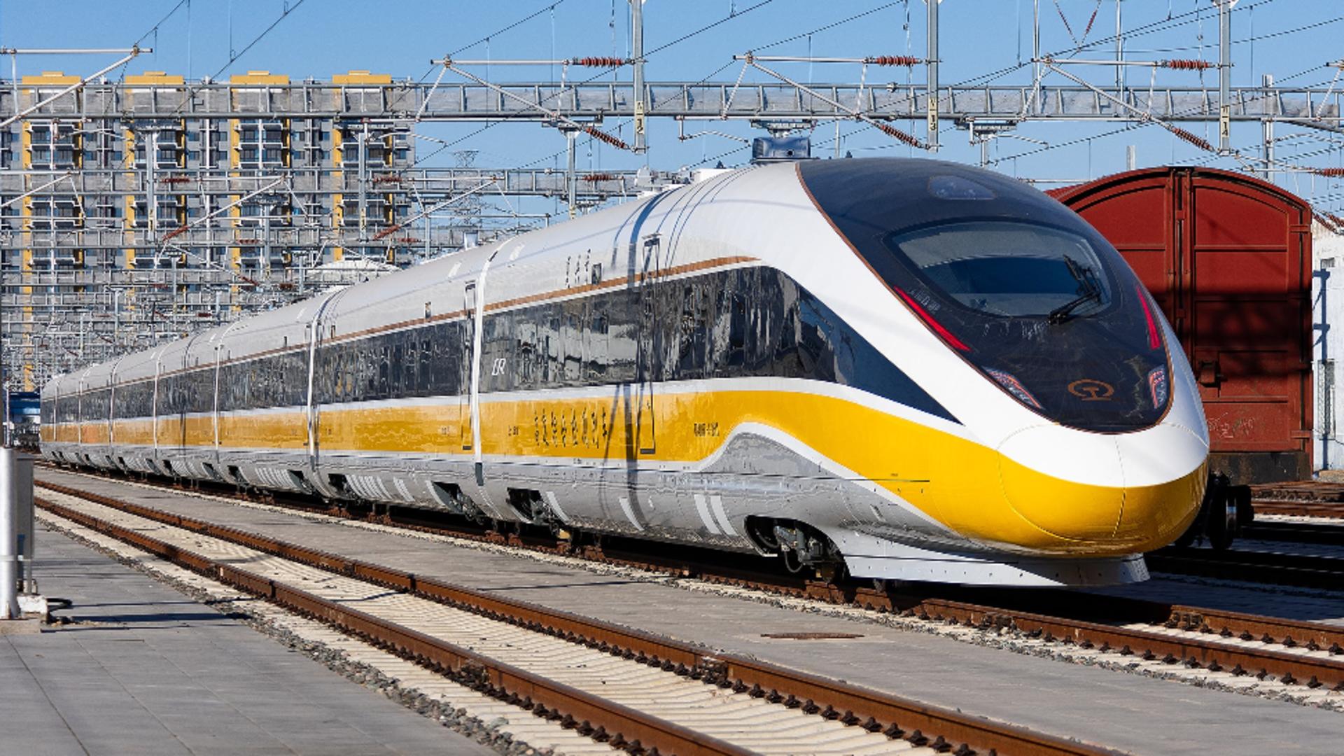 CR450, cel mai rapid tren din lume, îi dă clasă CFR-ului