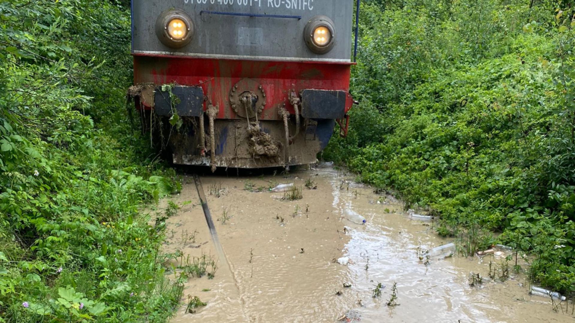 Cale ferată inundată în județul Suceava. Trenurile sunt blocate pe câmp (foto CFR)