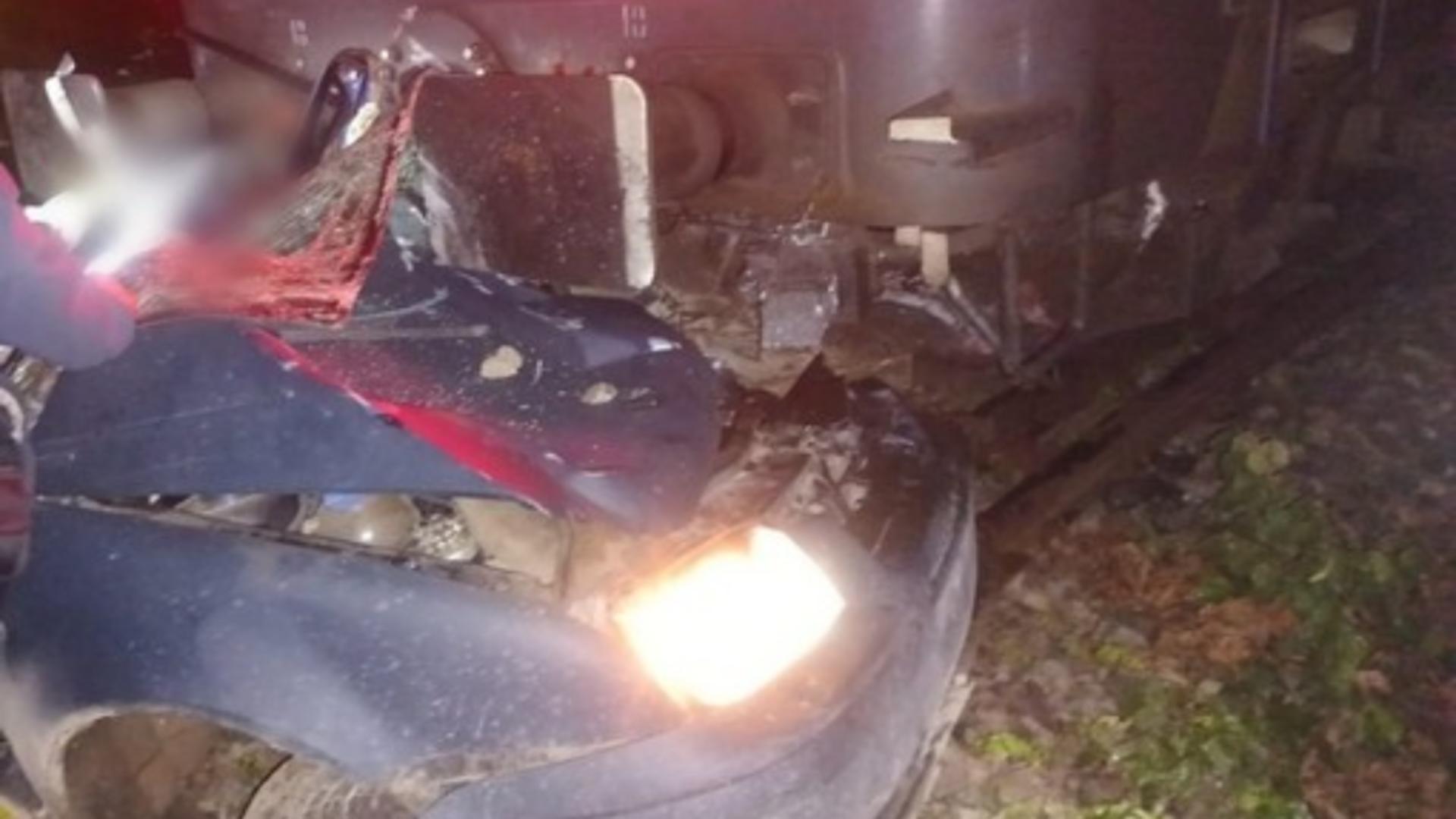 Accident grav la Câmpulung – Un tren a lovit din plin un autoturism – Cei doi bărbați care se aflau în mașină au supraviețuit – Care e starea lor