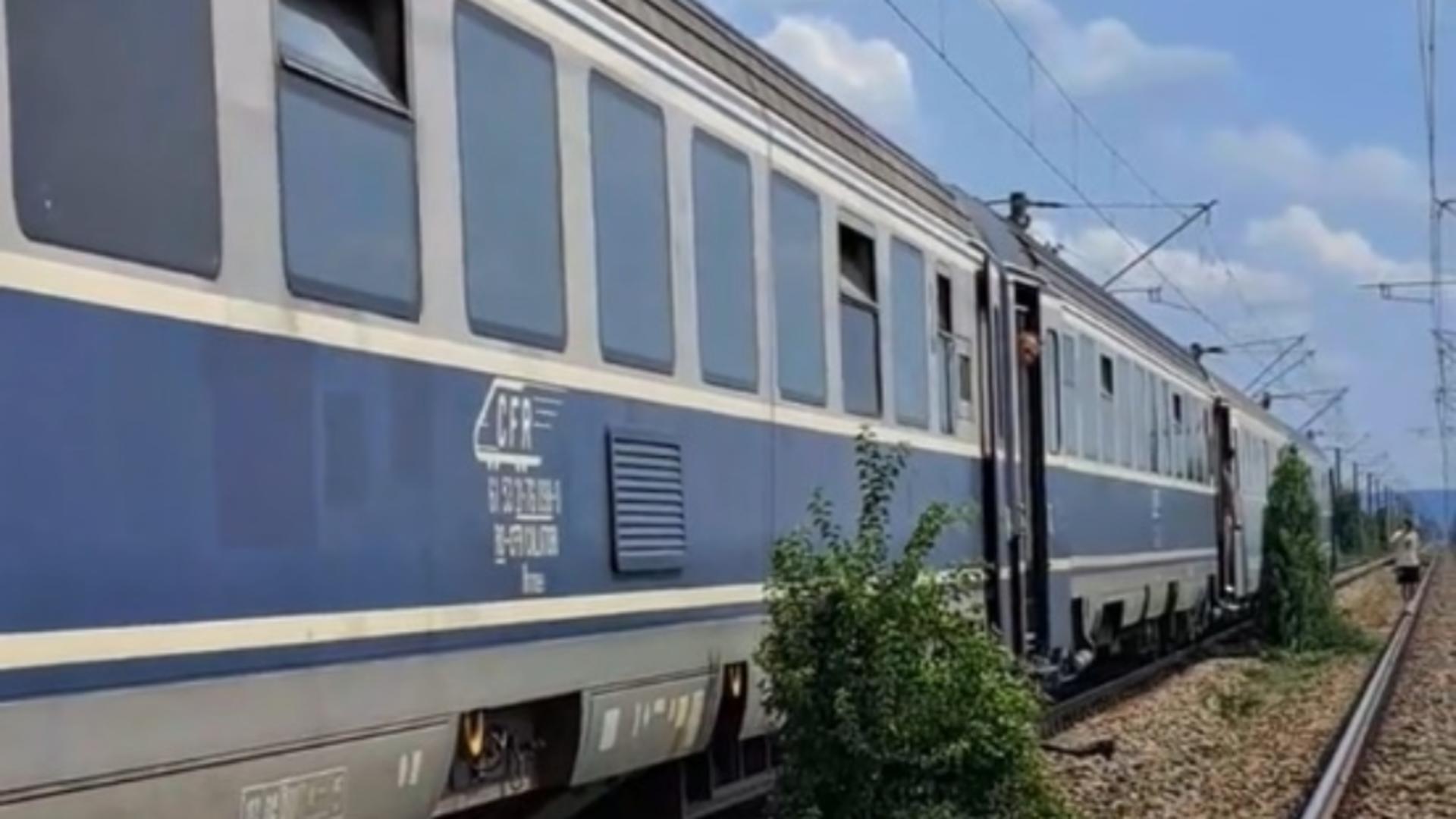 Trenul București-Suceava, blocat în pustietate - Zeci de călători au stat ore întregi pe câmp 