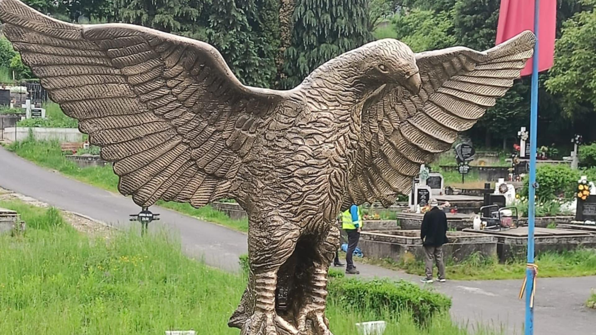 Vulturul de bronz de 100 kg din Cimitirul Eroilor din Zalău a dispărut peste noapte: Polițiștii au intrat pe fir - Ce s-a găsit la fier vechi