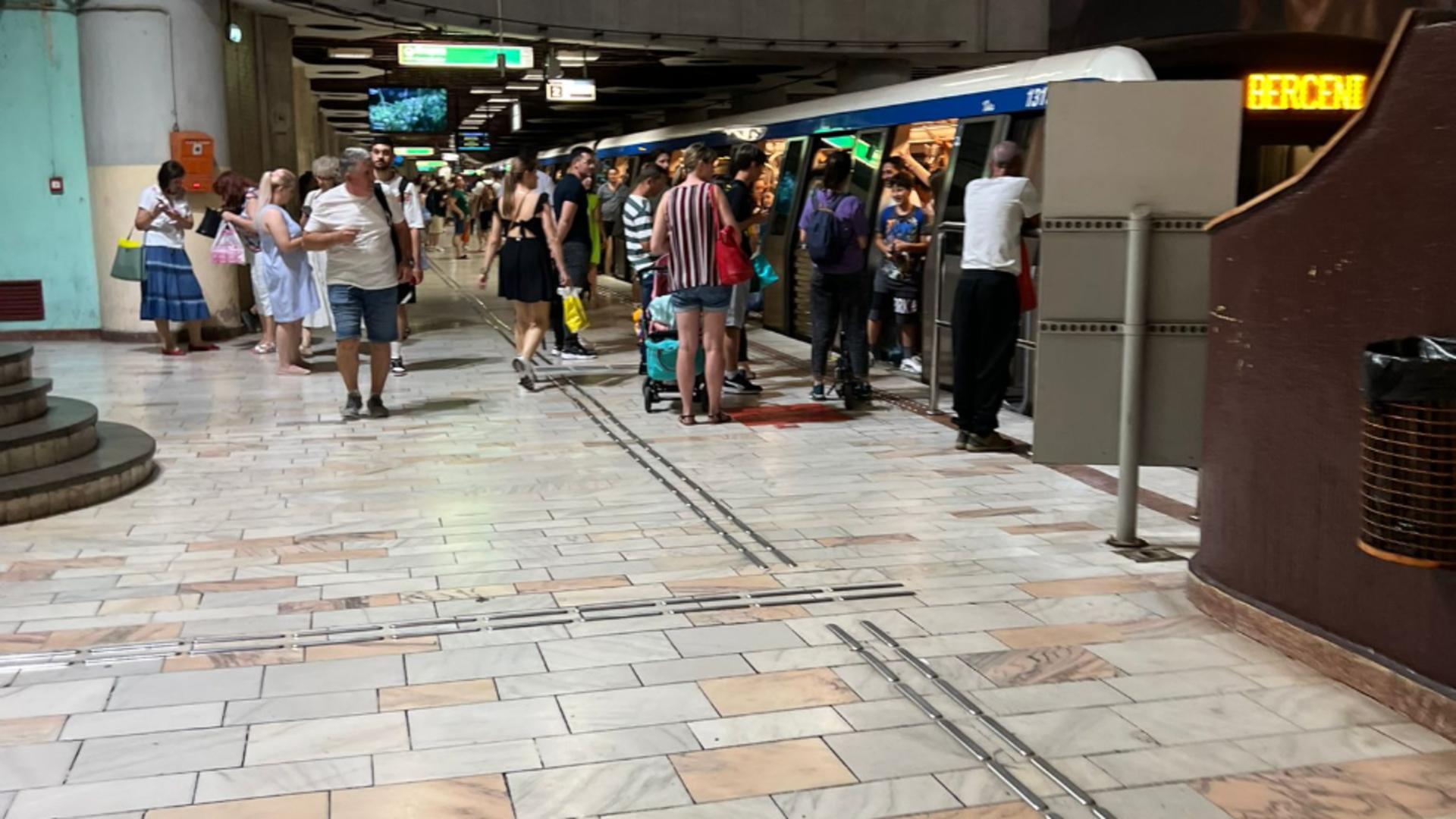 Haos la metrou, trenurile au mari întârzieri. Posibilă tentativă de sinucidere în stația la Eroii Revoluției