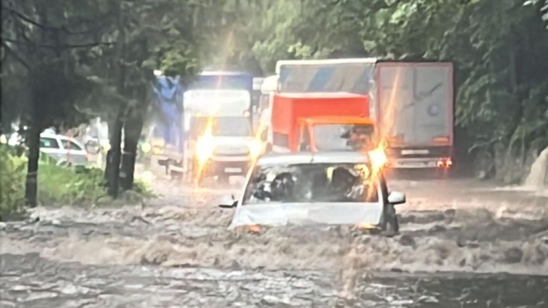 Urgia a făcut prăpăd peste România – Case luate de ape și culturi distruse, străzi inundate și grindină de mărimea unei mingi de tenis