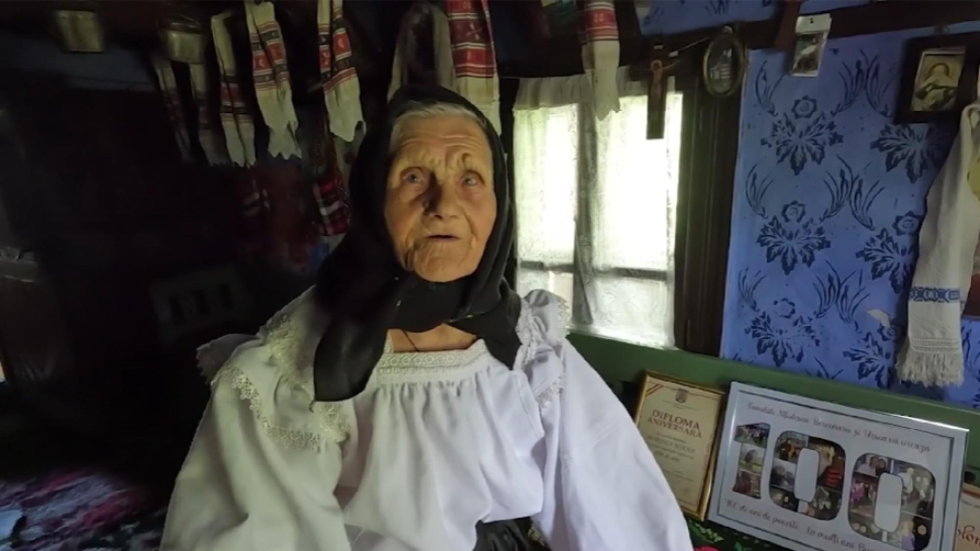 Cea mai bătrână femeie din Maramureș a împlinit 100 de ani. A trecut prin război și foamete dar a fost o singură dată la medic