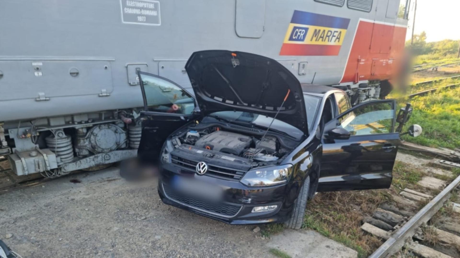 Accident grav în Suceava – Autoturism lovit de tren – O femeie a fost scoasă de sub locomotivă