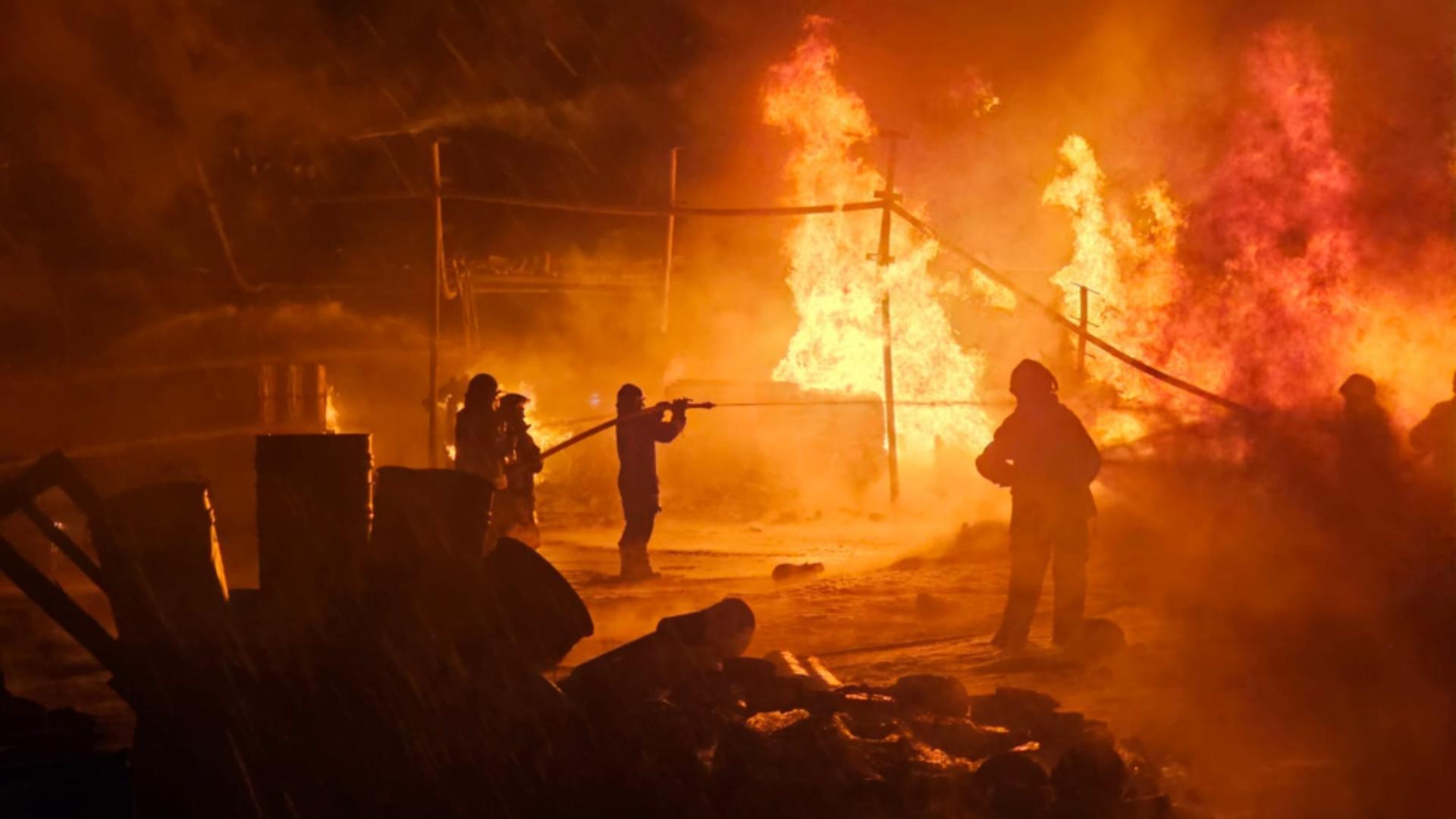 Incendiu violent la o hală în Odorheiul Secuiesc. Foto: Facebook/ISU Harghita