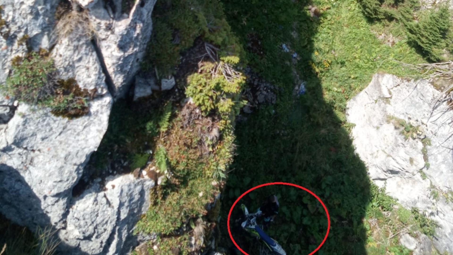 Un motociclist a scăpat ca prin miracol după ce a căzut în gol cu motocicleta 15 metri - Intervenție de salvare pe munte