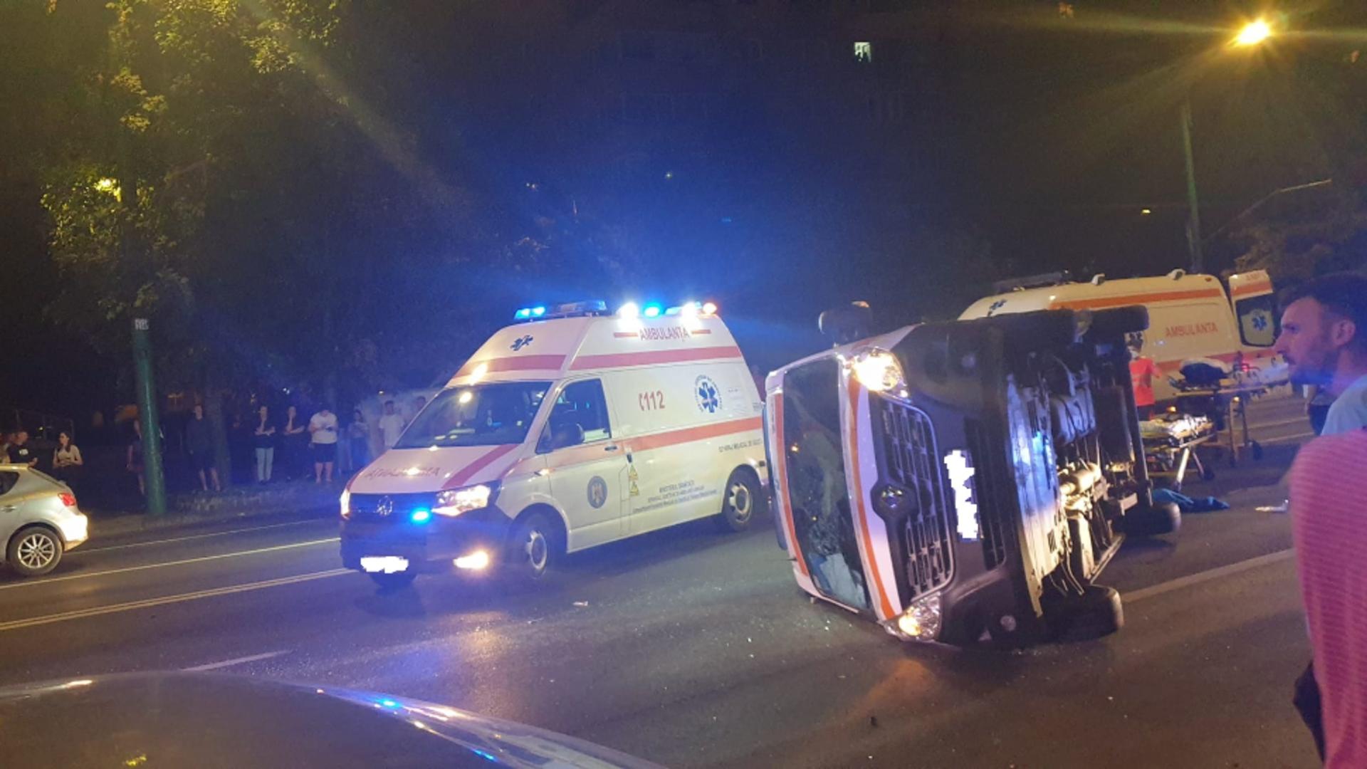 Ambulanță, implicată într-un accident violent la Brașov! 5 răniți, 3 dintre ei au ajuns la spital – FOTO& VIDEO