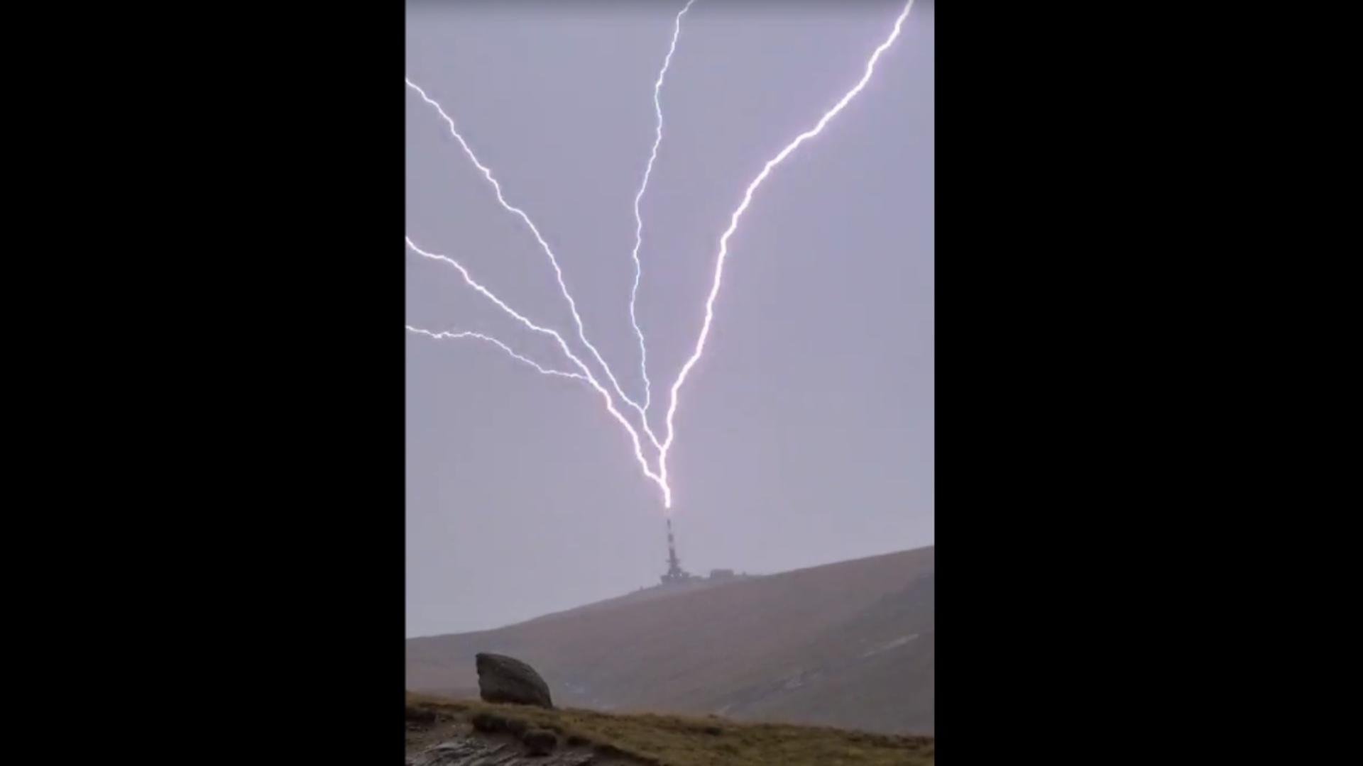 S-a aprins văzduhul în Bucegi: fenomenul „upward lightning” a creat un spectacol impresionant deasupra Vârfului Coștila