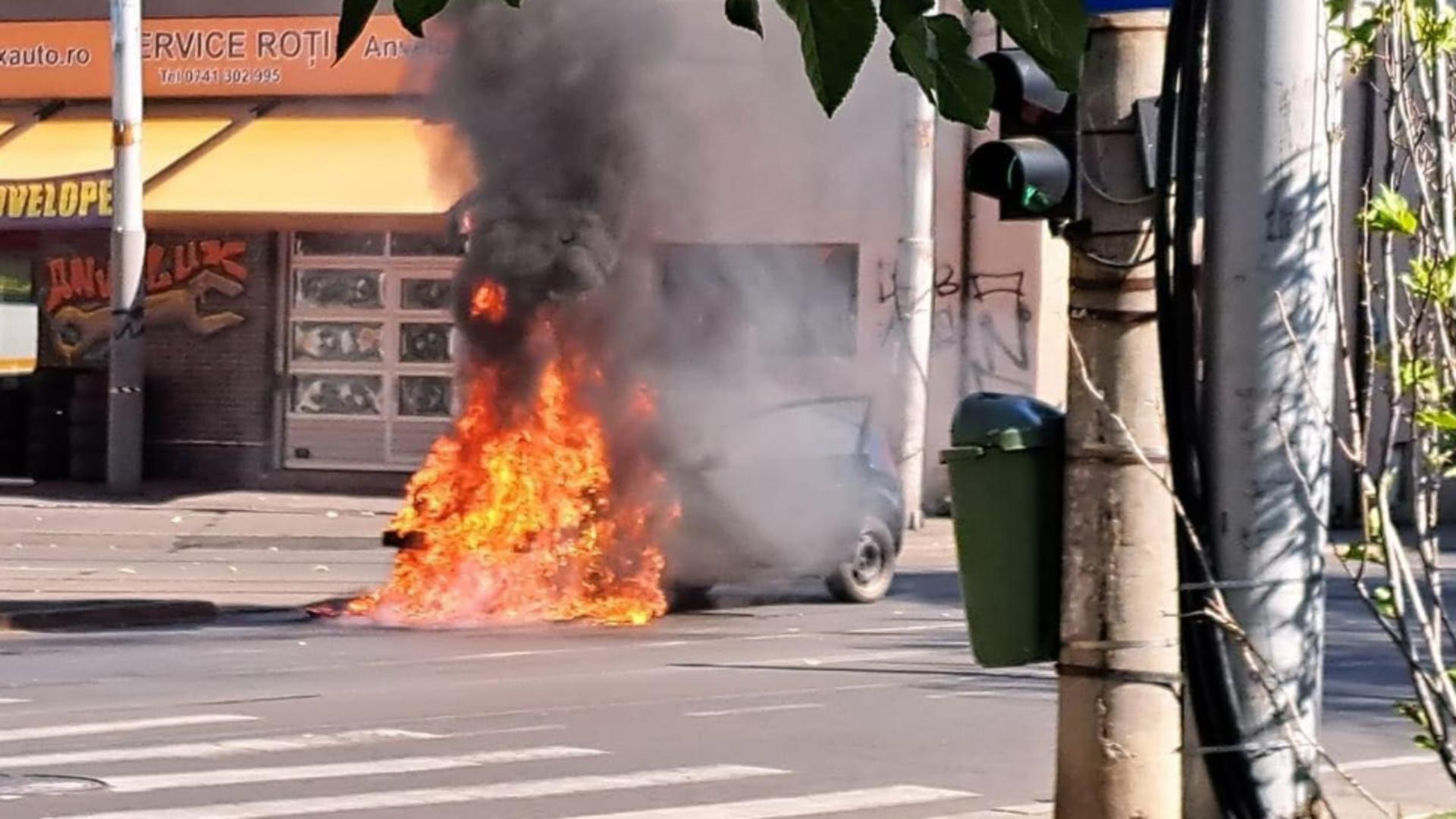 O maşină a luat foc pe Bulevardul Banu Manta, din Capitală – Imagini șocante