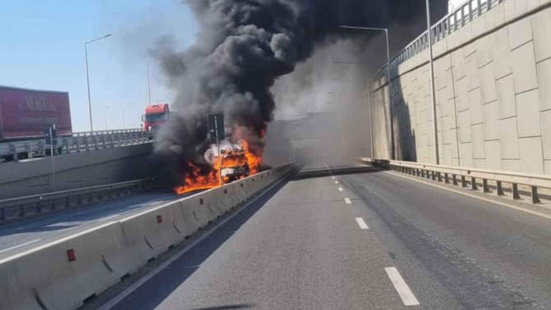 Trafic BLOCAT pe Centura București: O autoutilitară a luat FOC pe pasajul Domnești – Intervenția pompierilor