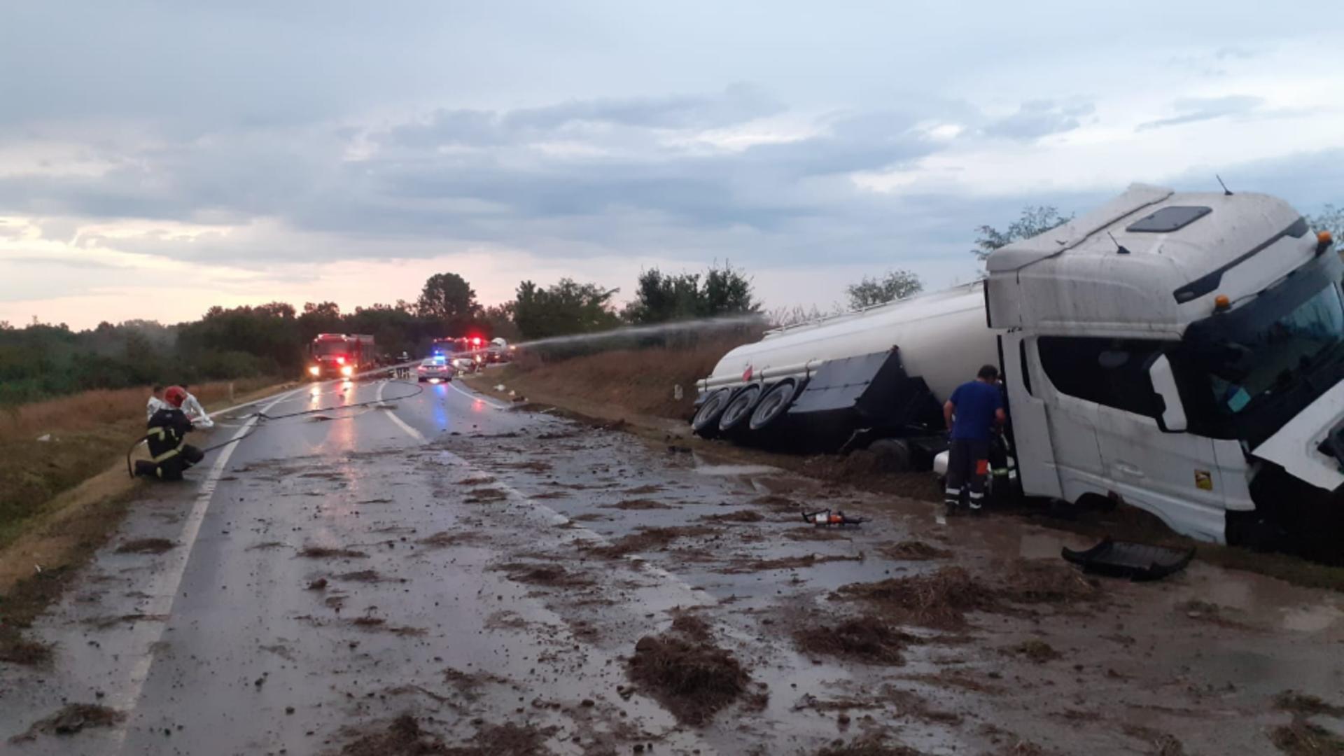 Accident violent în Vaslui, la Crasna: 2 tineri cu politraumatisme după coliziunea dintre o mașină și o cisternă cu combustibil – Trafic blocat total