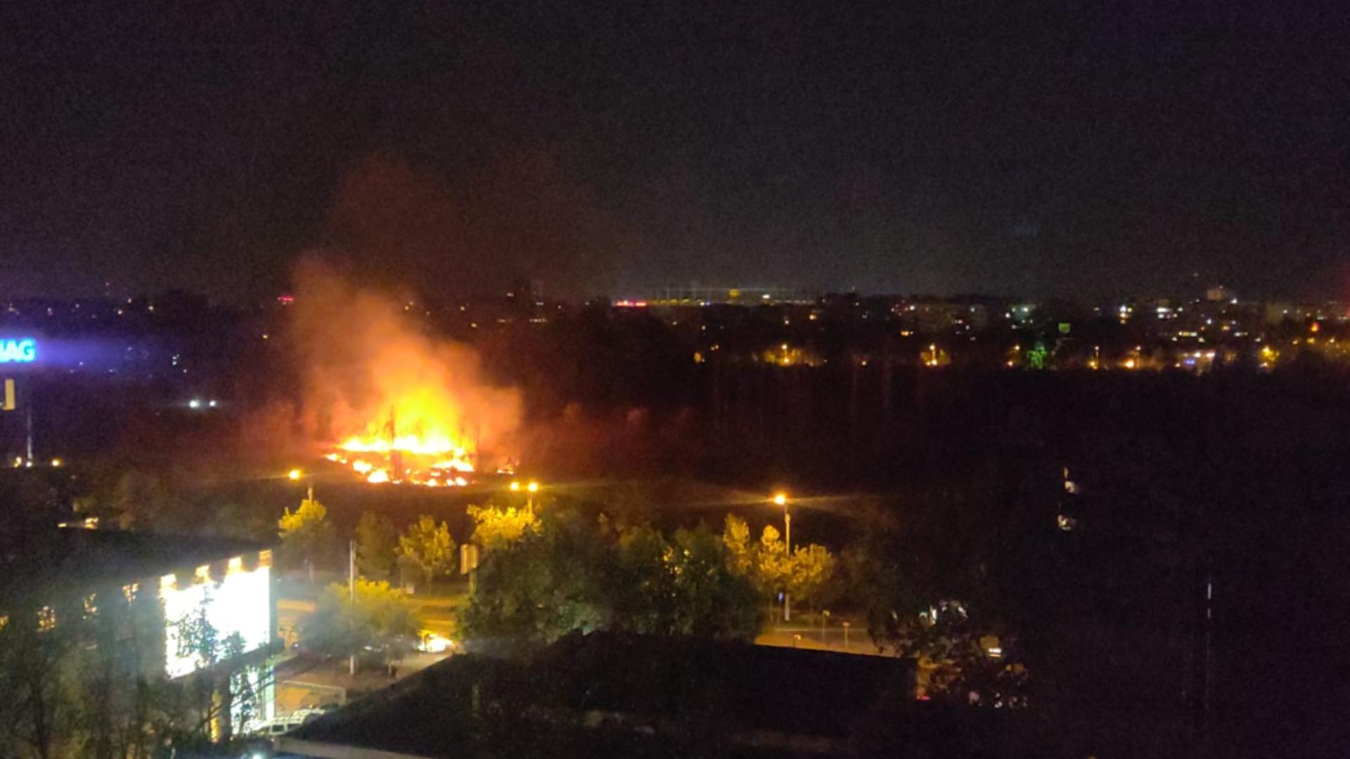 Incendiu de proporții în parcul IOR din Sectorul 3 al Capitalei – Flăcările, aproape de stația de metrou Titan | FOTO&VIDEO