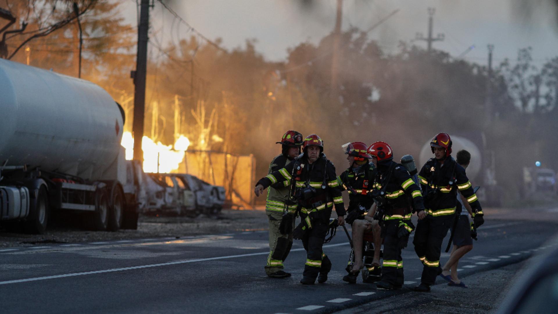 Pompierii, expuși în lupta cu bomba de la Crevedia. Foto/Inquam