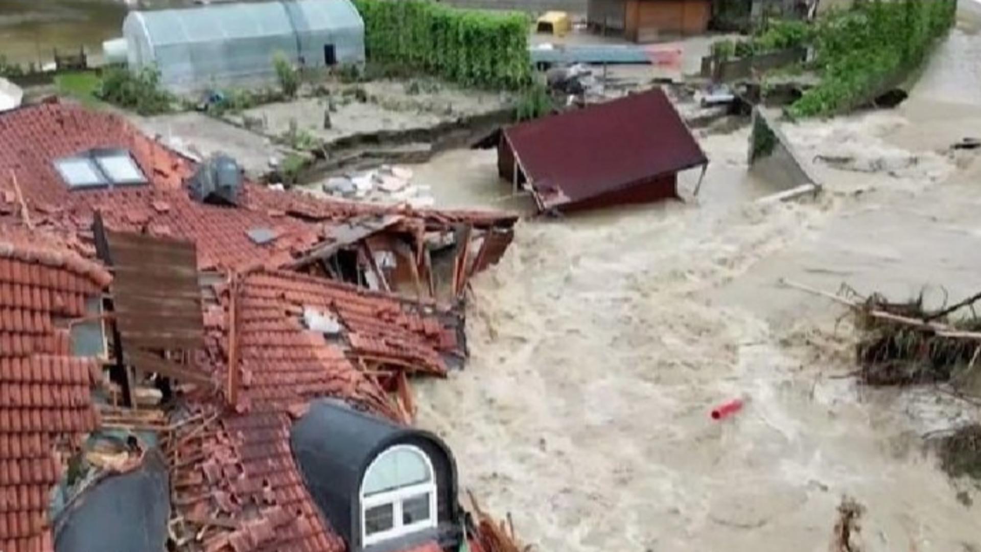 Vremea extremă face PRĂPĂD în toată lumea: Orașe sub ape, zeci de oameni morți. Tren deraiat în Suedia - Slovenia cere ajutor NATO