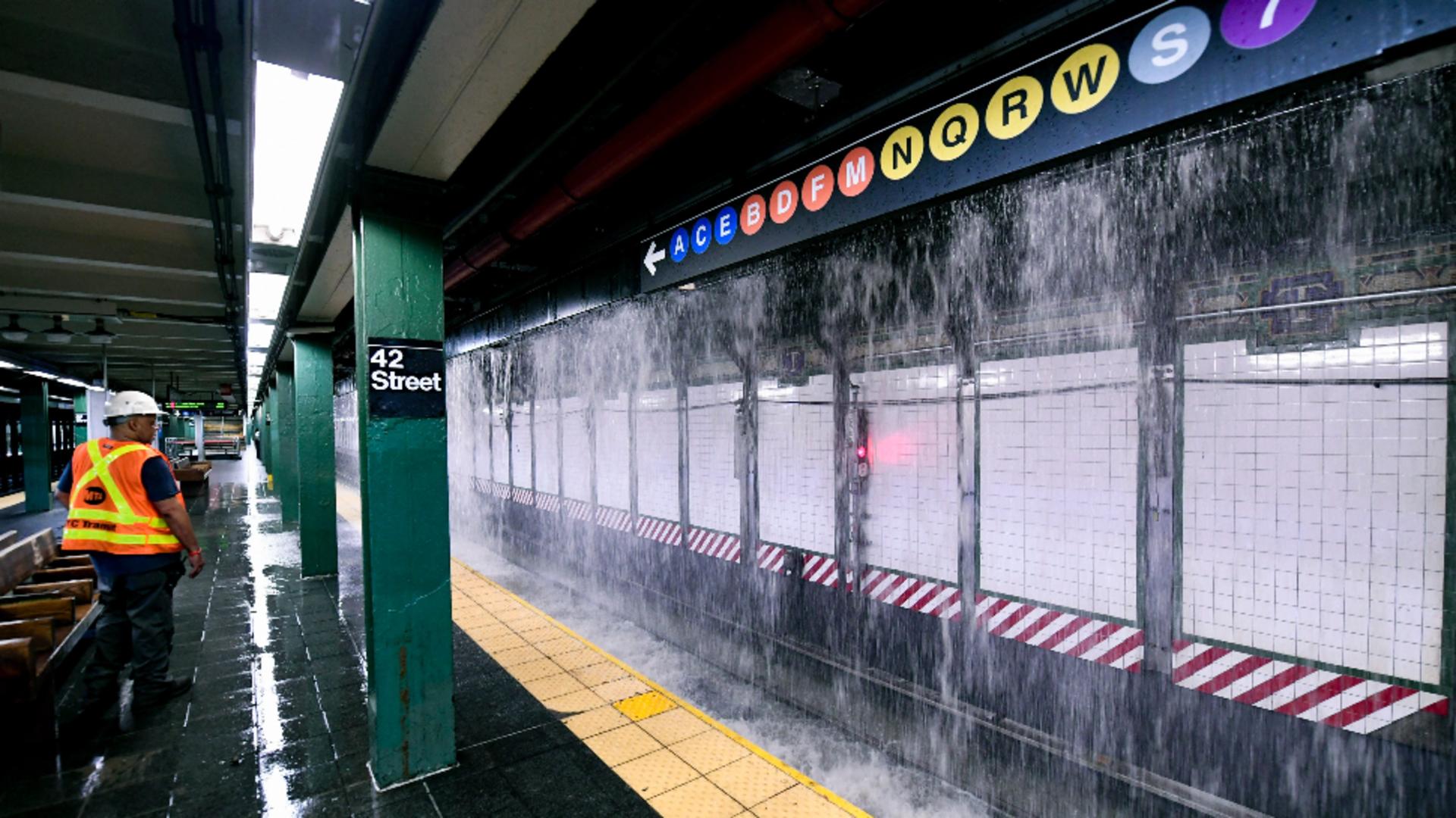 Cea mai cunoscută stație de metrou din New York este devastată de inundații - IMAGINI