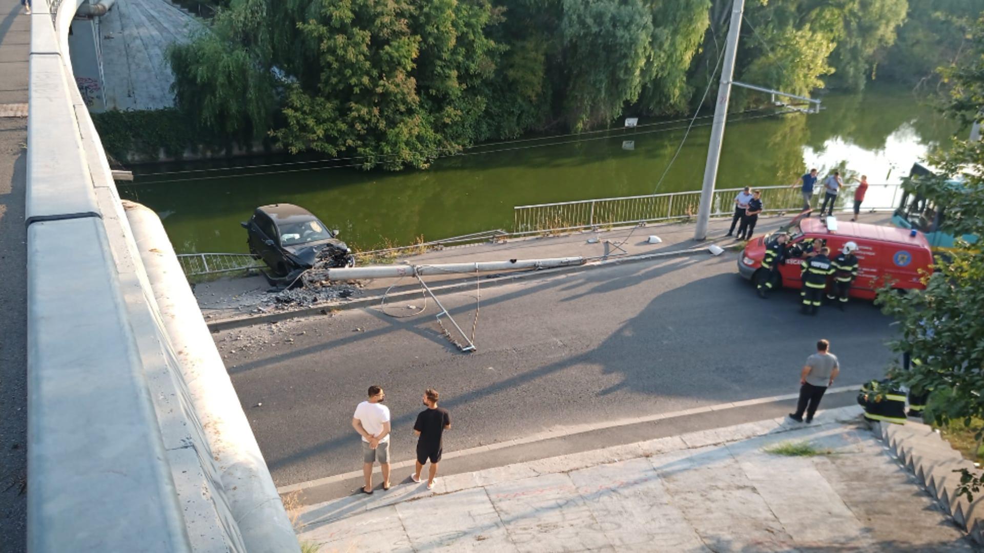 Accident grav, pe Bd. Bucureștii Noi, din Capitală: o mașină a intrat într-un stâlp de iluminat. Linia 97, blocată – FOTO