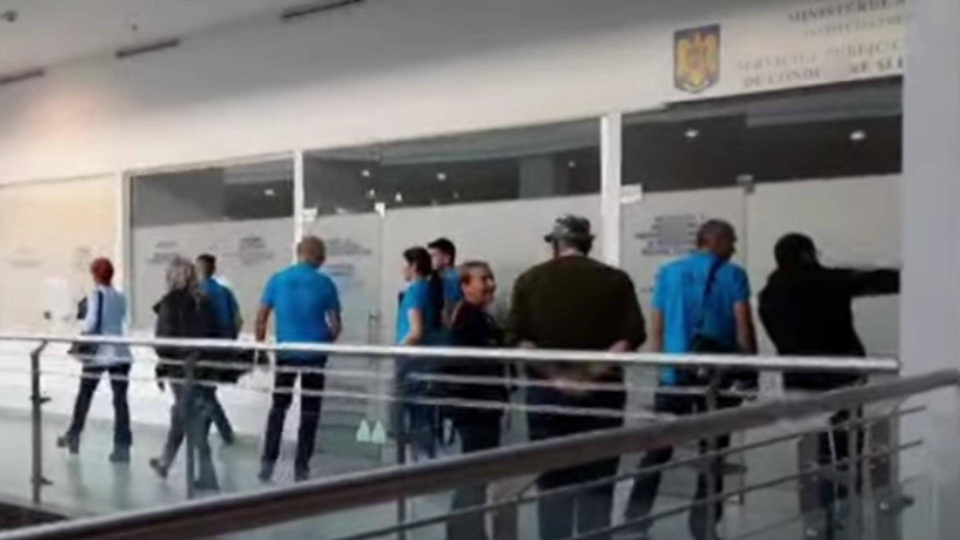 Descinderi la Serviciul Permise și Înmatriculări din Arad! SURSE: Polițiști și examinatori, vizați într-un dosar de mită – VIDEO