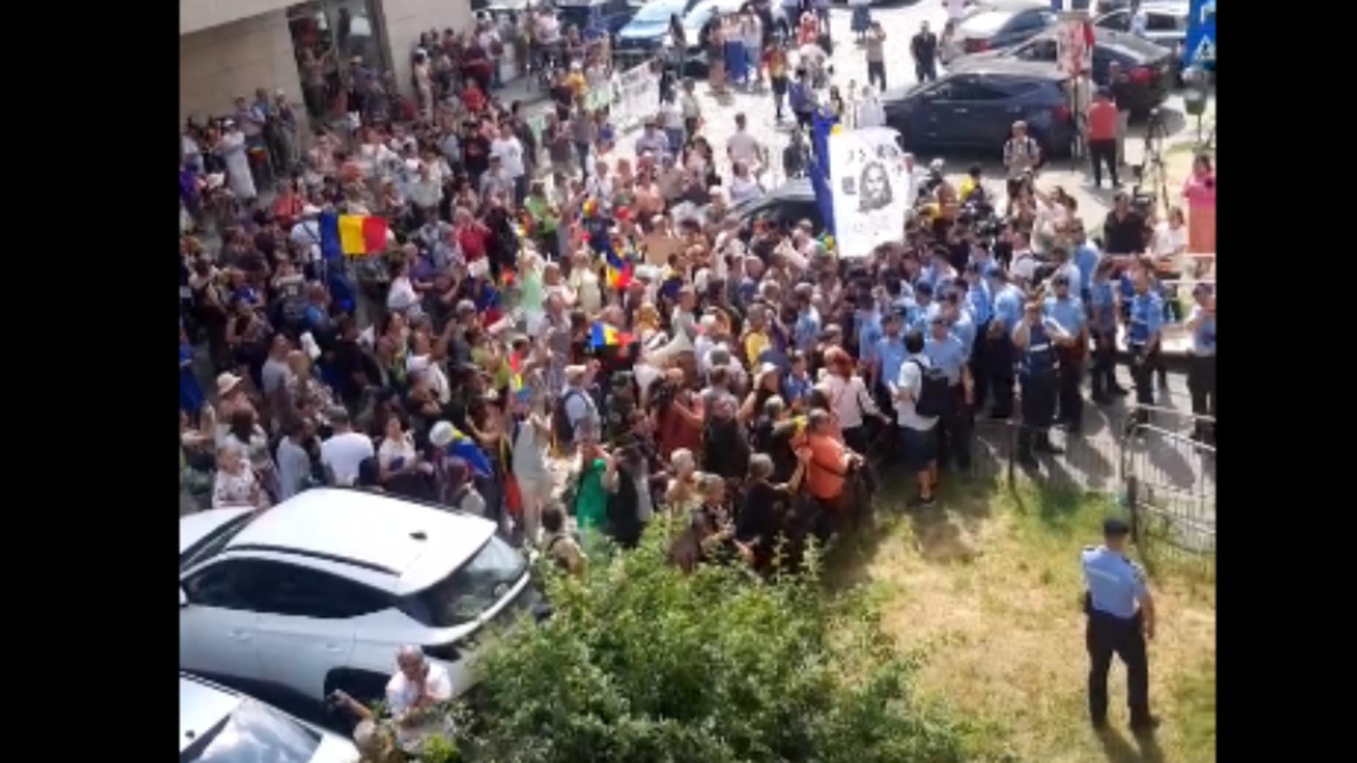 Ciocniri violente între protestatari și jandarmi, la mitingul AUR de la Ministerul Sănătății! O persoană s-a urcat pe clădire – VIDEO