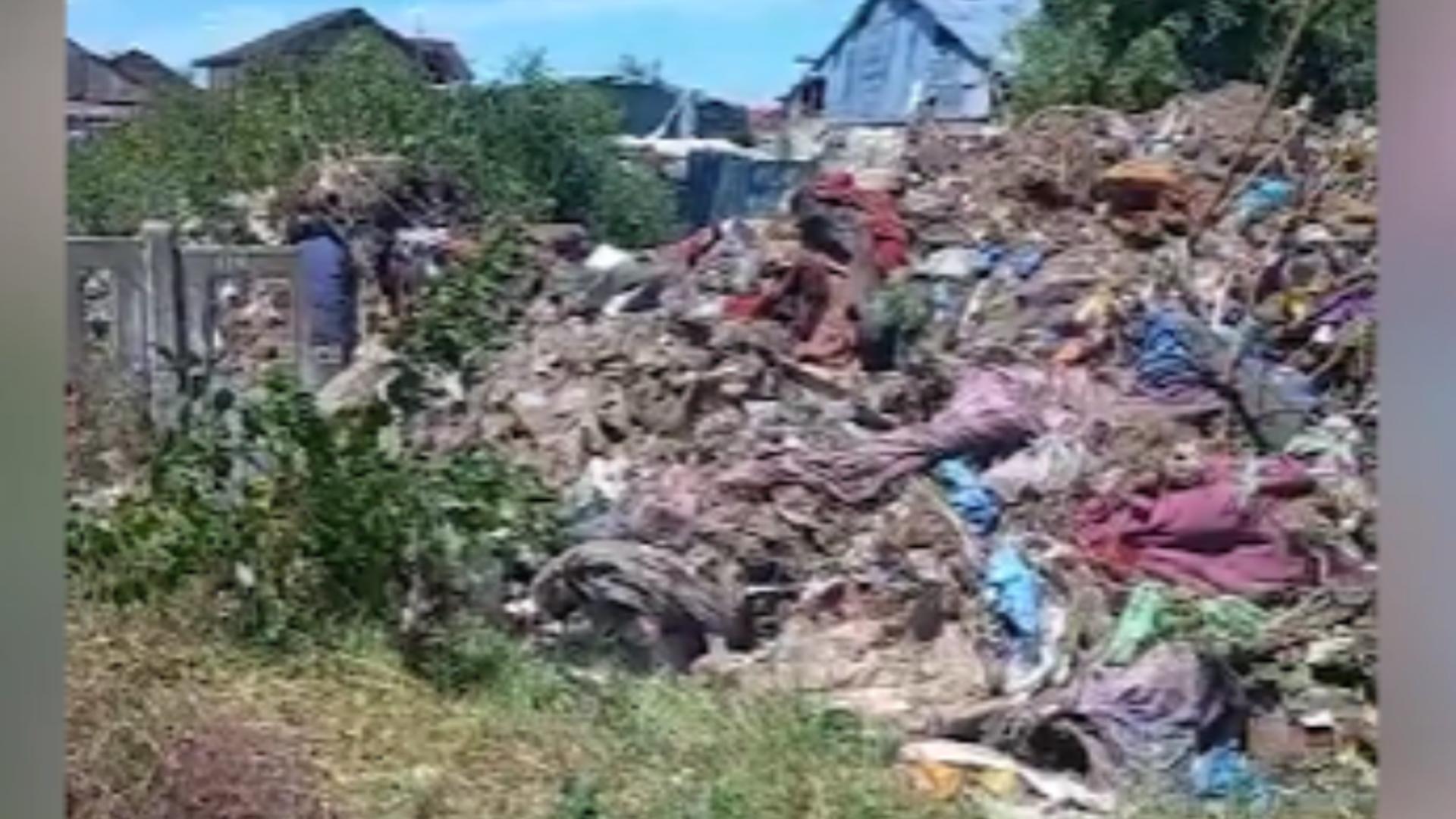 Un munte de gunoaie, aruncat cu nonșalanță într-un cimitir din Craiova! Imagini halucinante 