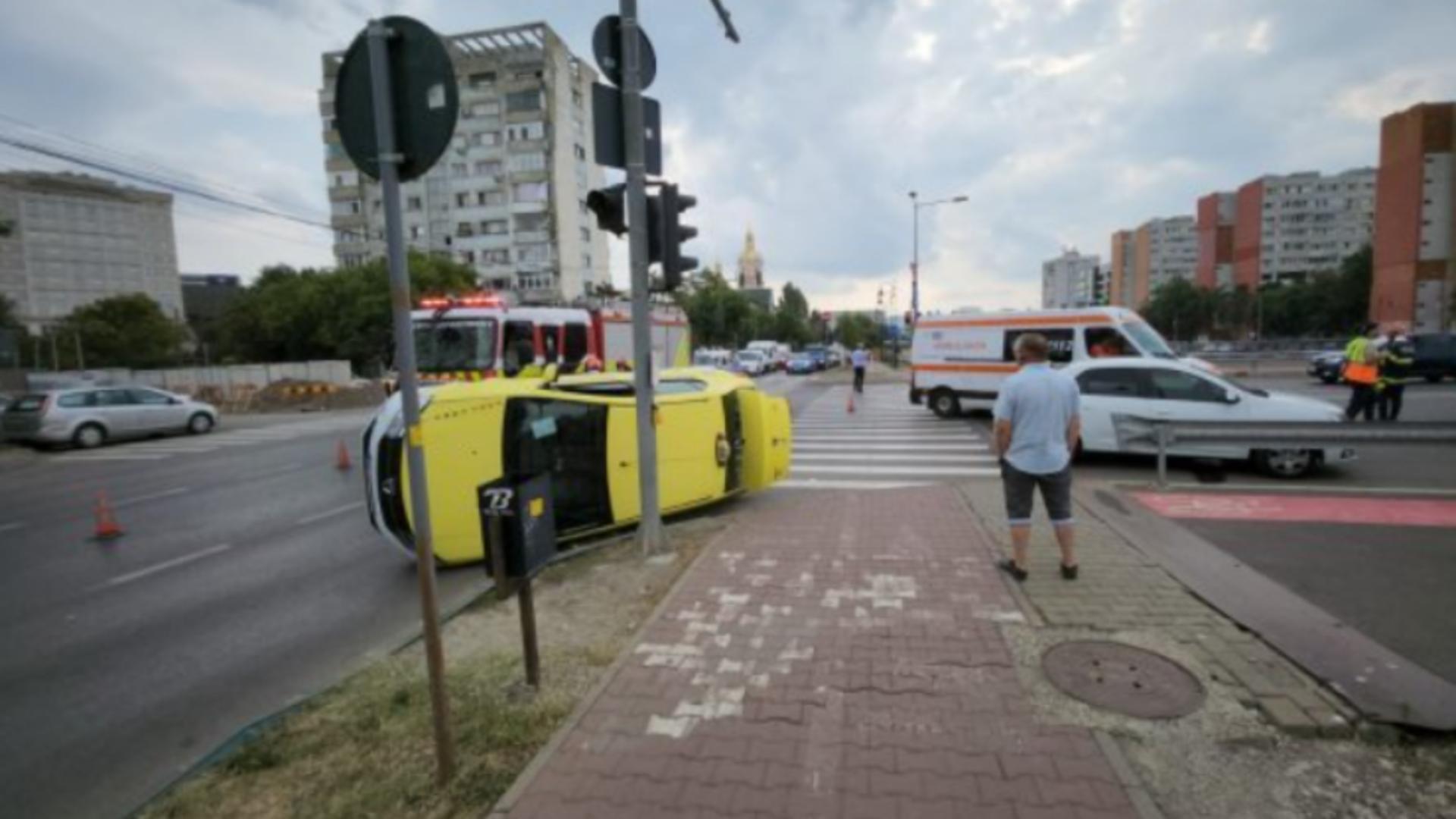 Taxi răsturnat, după un accident violent la Iași! Pasagerii, mamă și fiu, au fost răniți – VIDEO