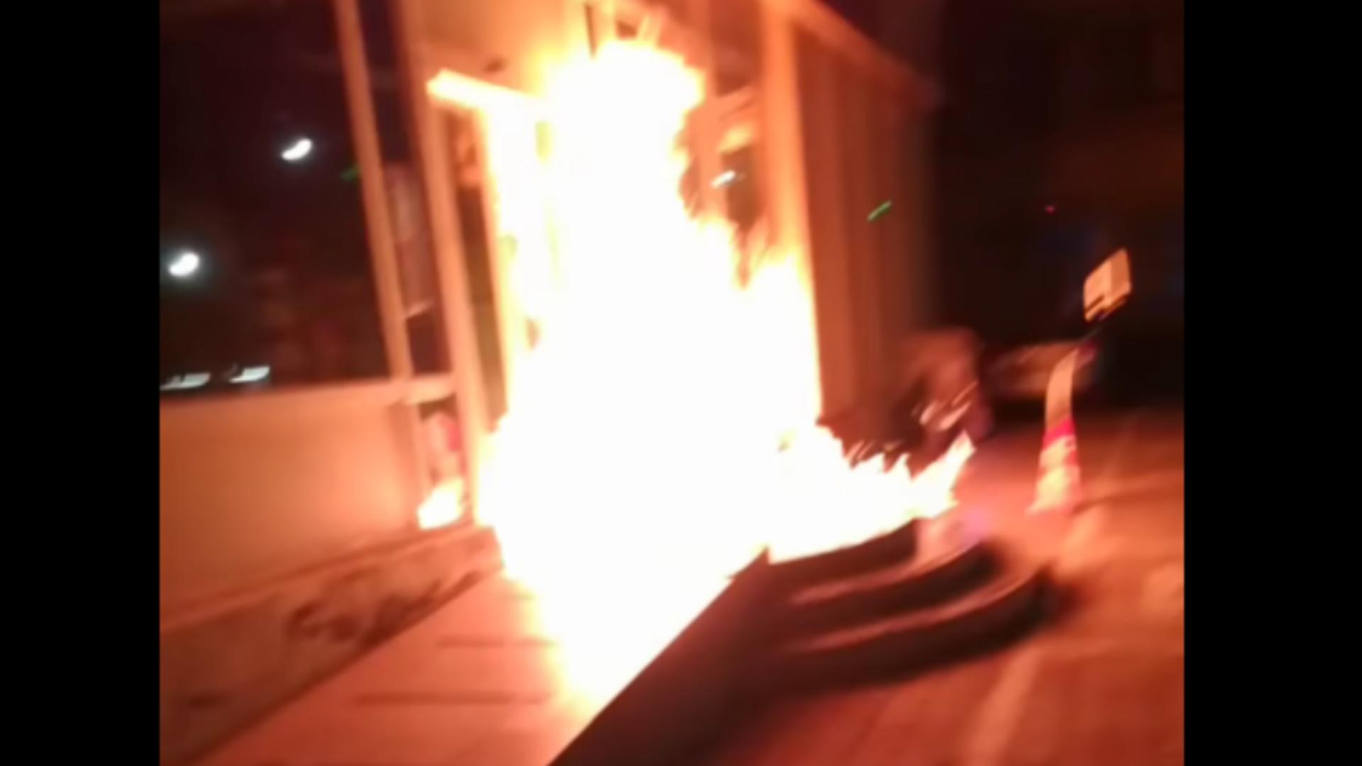 Doi bărbați, căutați după ce au incendiat un magazin din Oradea. Piromanii au filmat focul și au amenințat că o vor face iar - VIDEO