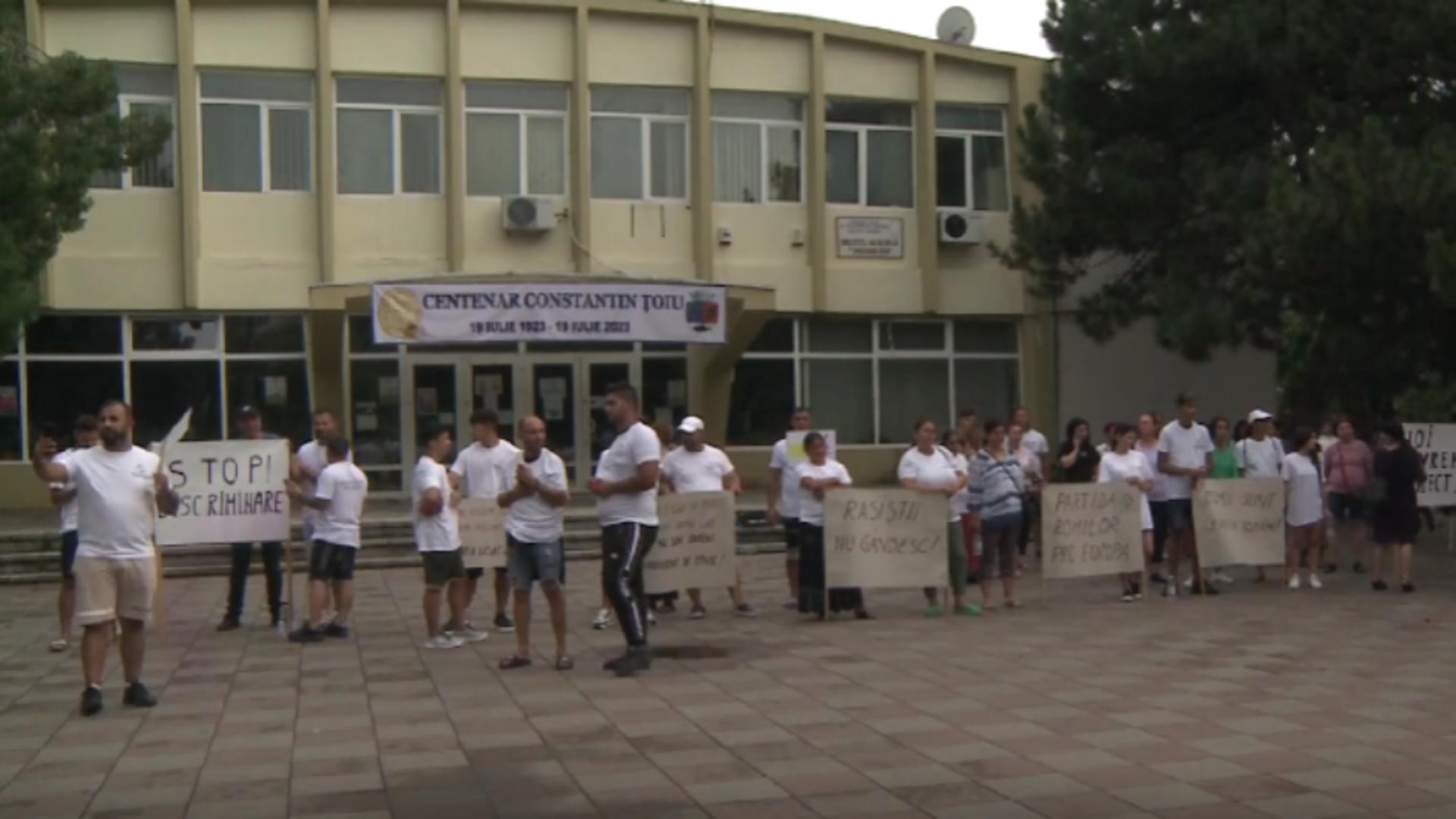 Protest uriaș în fața spitalului groazei din Urziceni. Zeci de oameni revoltați cer să li se facă dreptate