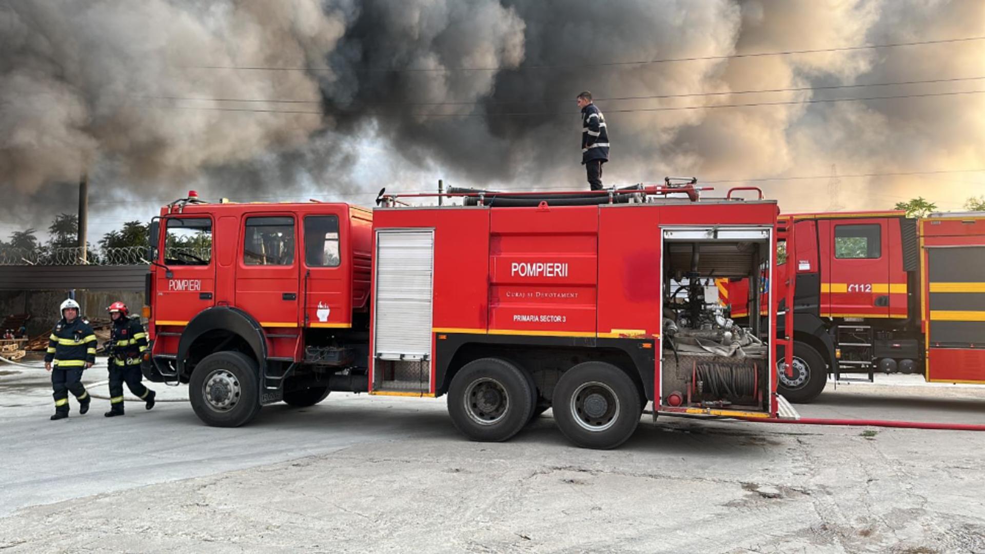 Incendiu major în zona Glina. Coloana de fum uriașă, a fost emis Ro-Alert - FOTO