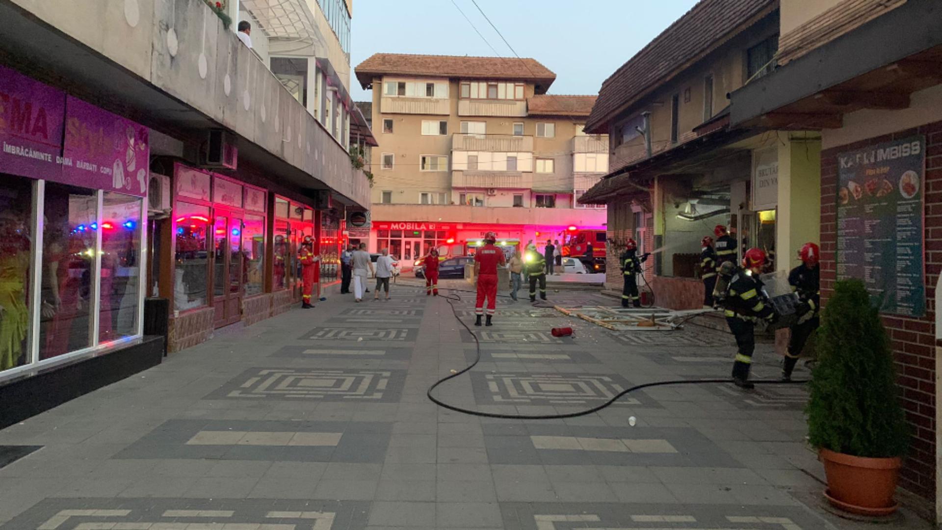 Explozie urmată de incendiu, la o pizzerie din Pașcani! Locatarii unui bloc întreg, evacuați - O persoană a fost rănită - FOTO