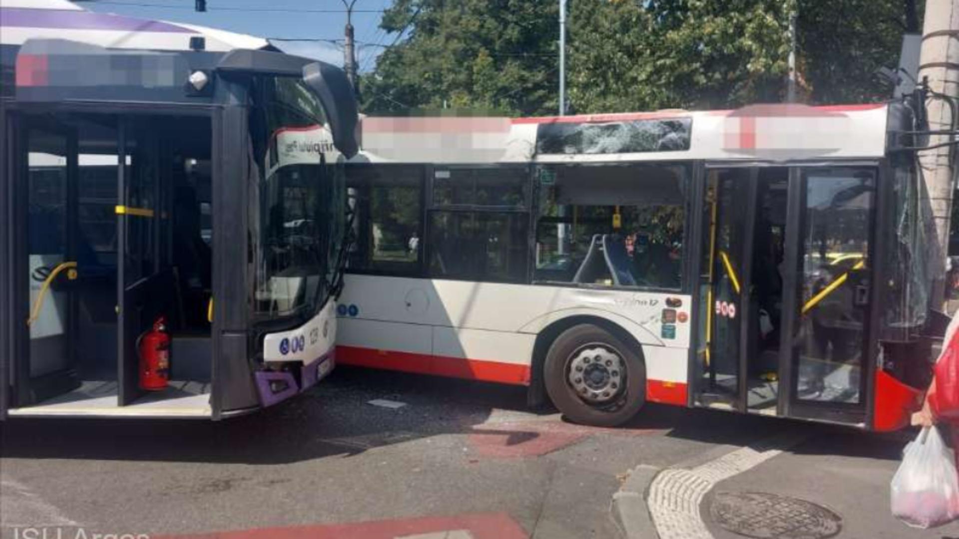 Accident ciudat în Pitești: Două autobuze de transport public s-au ciocnit între ele