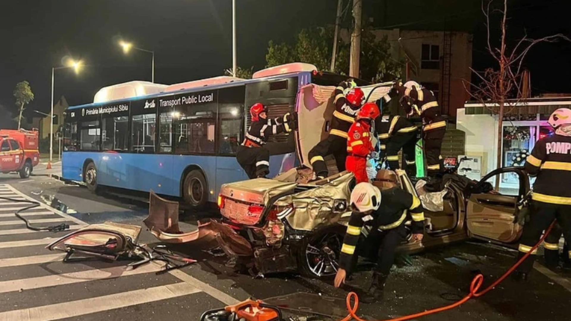 Accident foarte grav în centrul Sibiului – 3 VICTIME după ce o mașină a intrat în 2 autobuze staționate | VIDEO