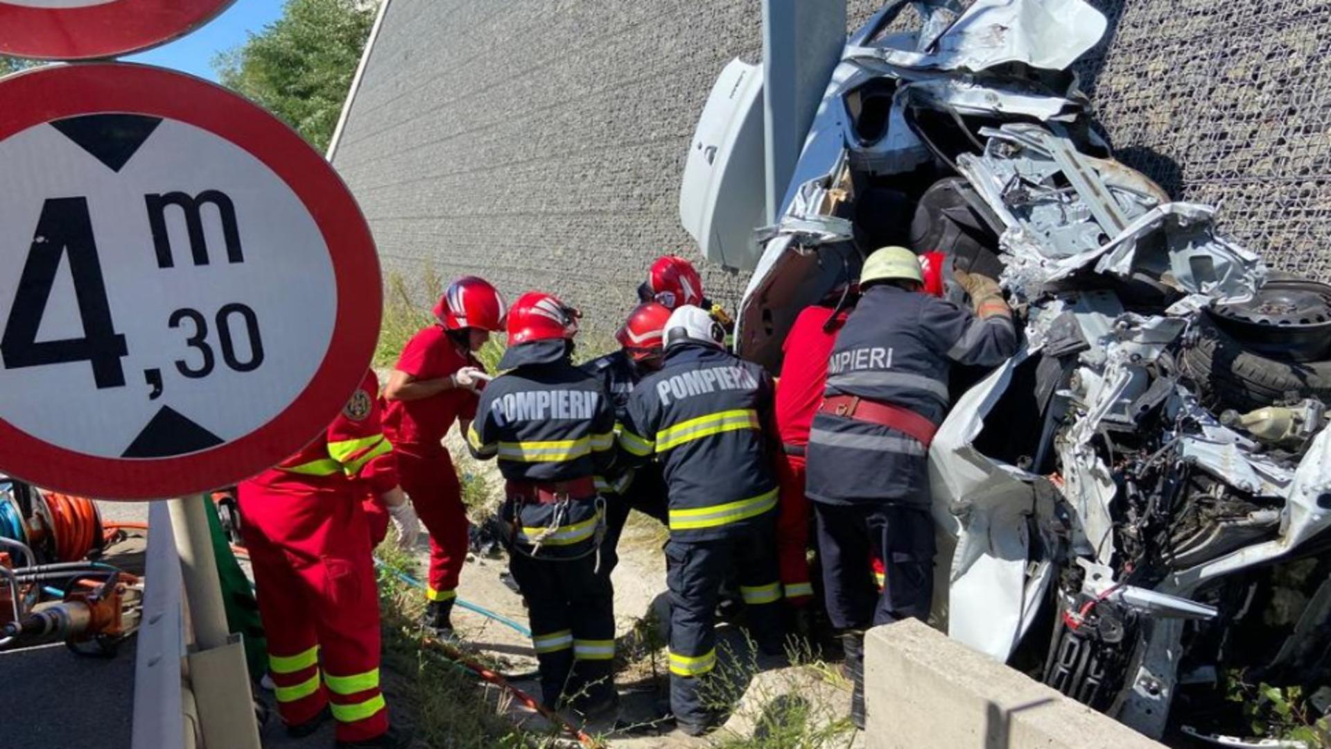 Accident șocant, în Timișoara: mașină urcată pe un zid, zdrobită de un indicator rutier