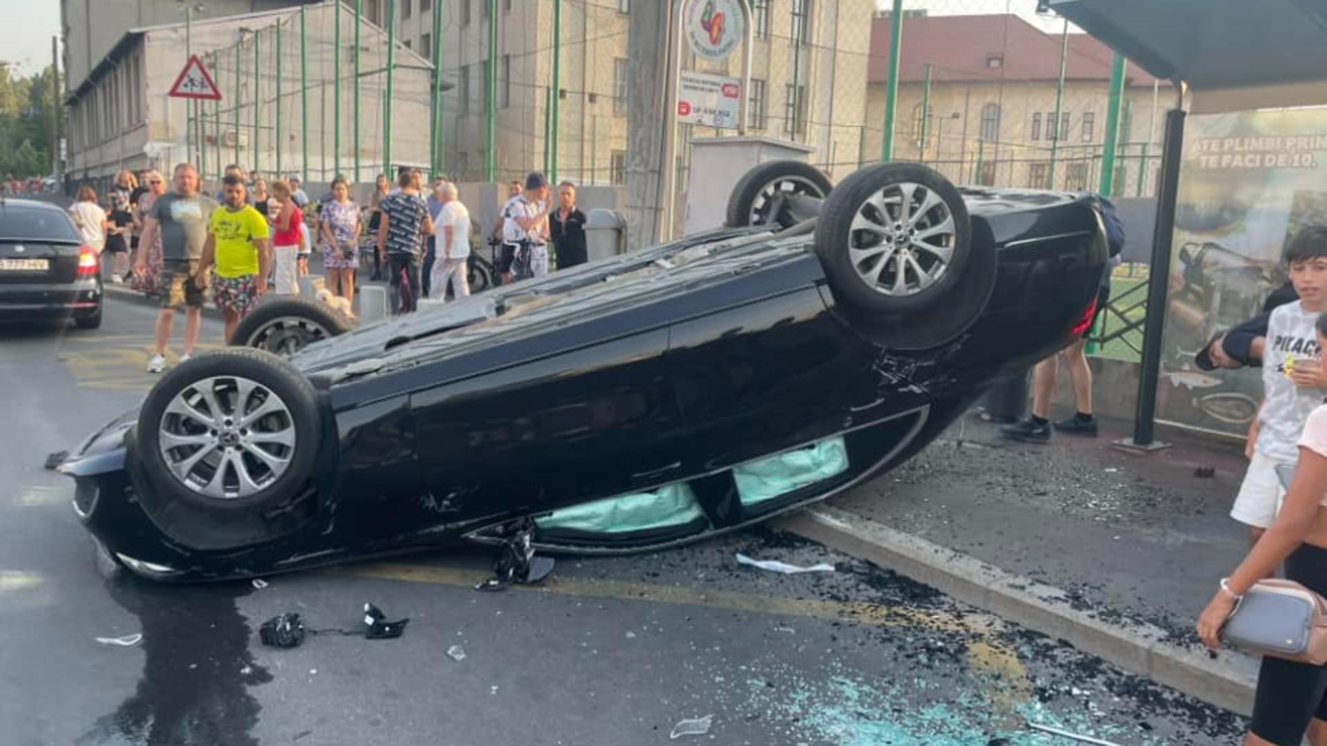 Accident grav în București, în zona Tineretului. Trafic restricționat, imagini teribile - FOTO