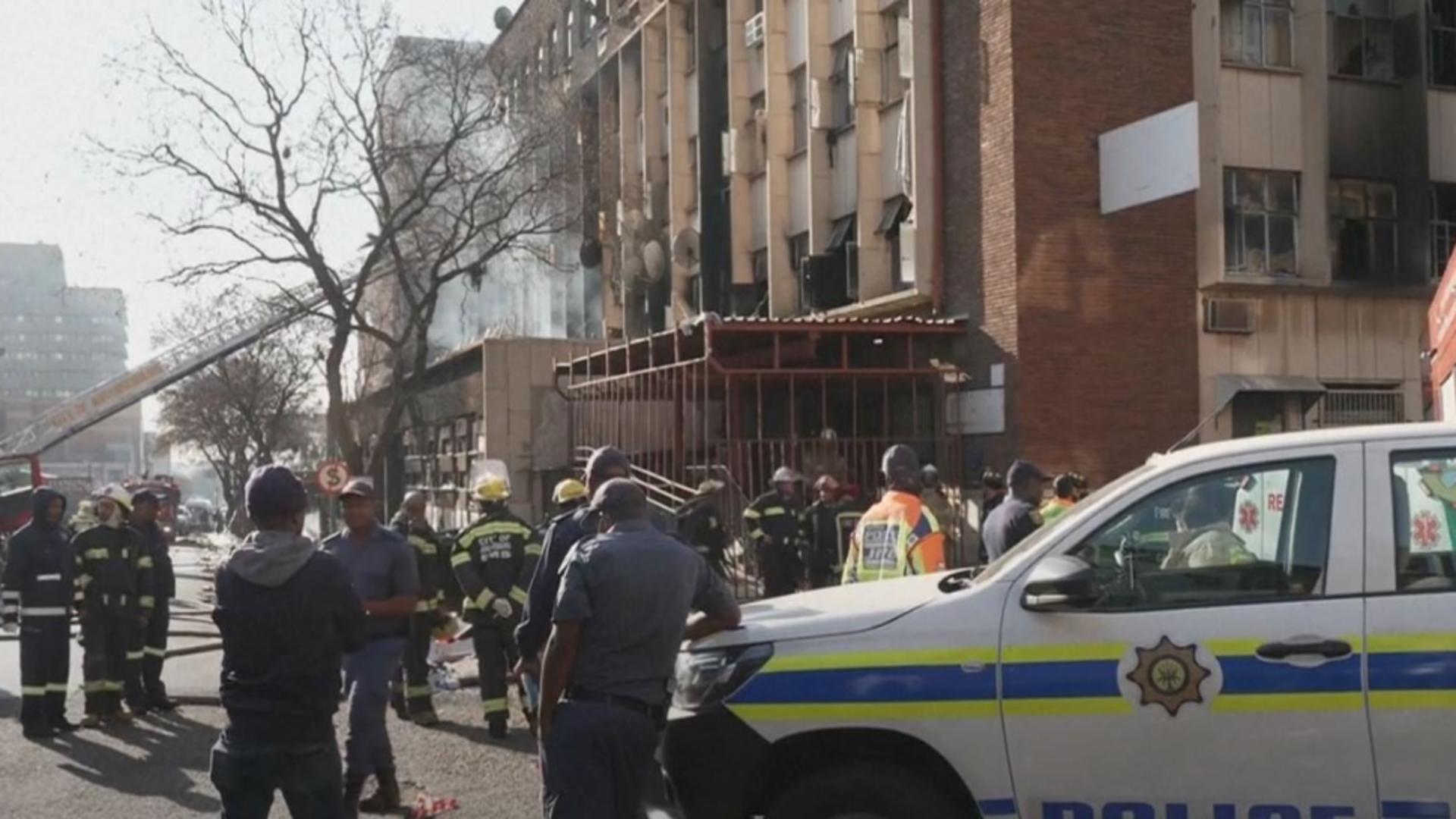 INCENDIU devastator în Johannesburg. Un bloc a ars din temelii. Cel puțin 63 de oameni au murit VIDEO