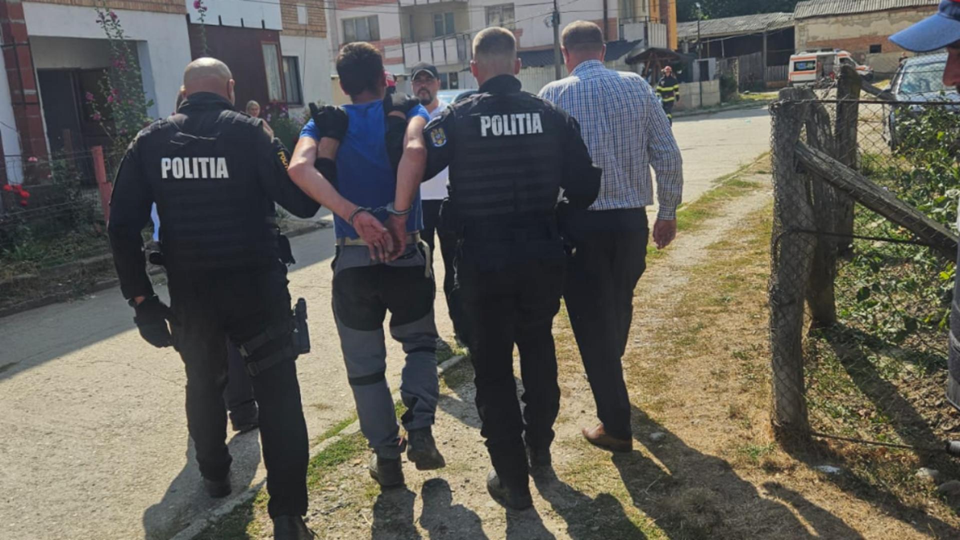 Bărbatul de 44 de ani a fost reținut de poliție. Copilul a scăpat nevătămat. Foto/Poliția