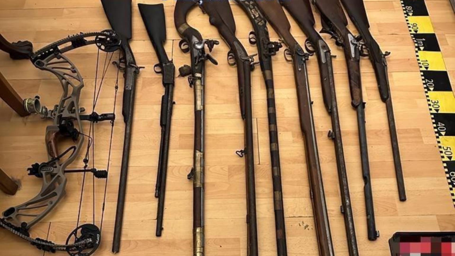 24 de arme găsite în casa unui bărbat din Timișoara. Foto/Poliția