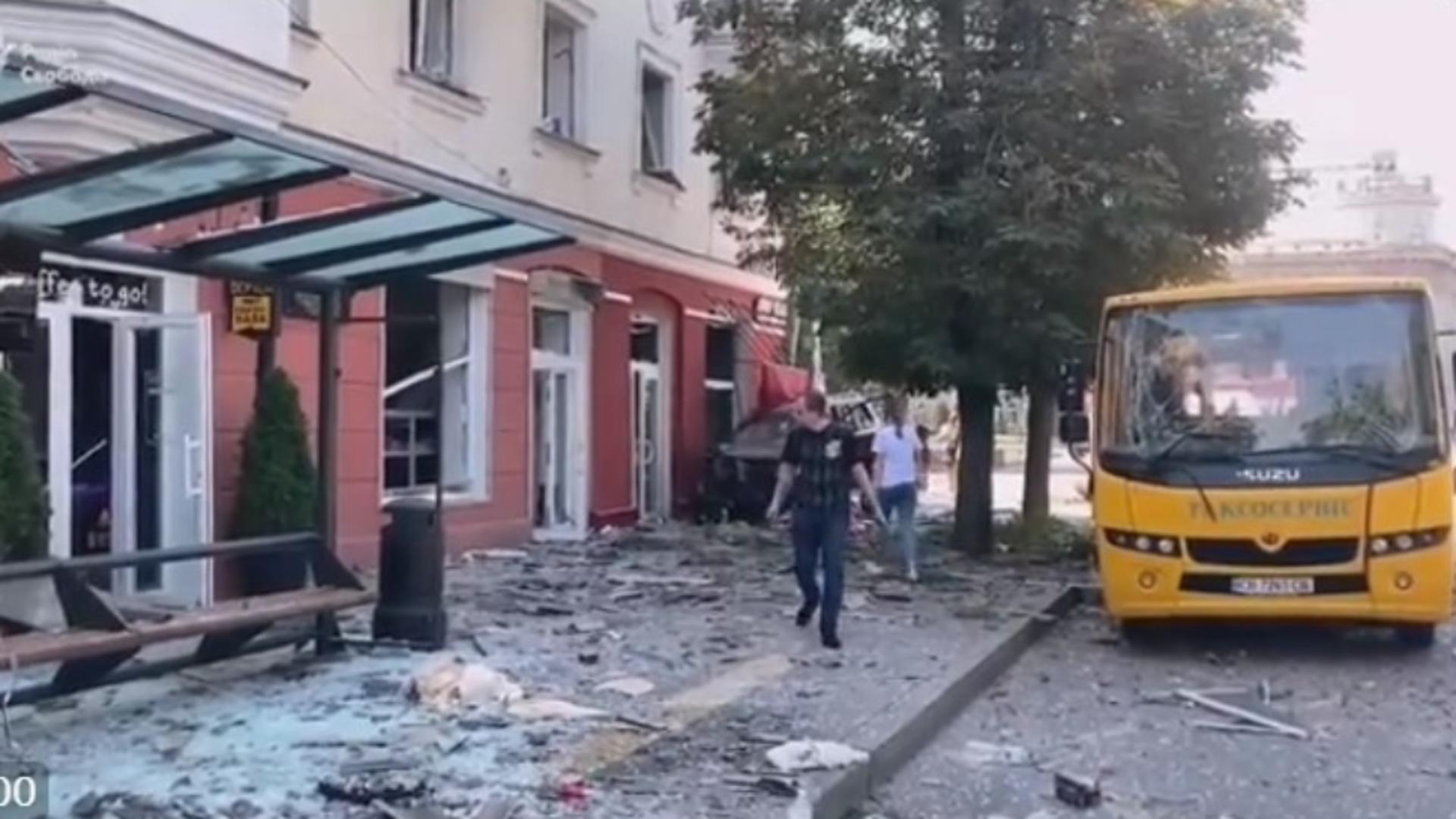 Cel puțin cinci morți și zeci de răniți în Ucraina după ce rușii au bombardat un grup de oameni care mergeau la biserică