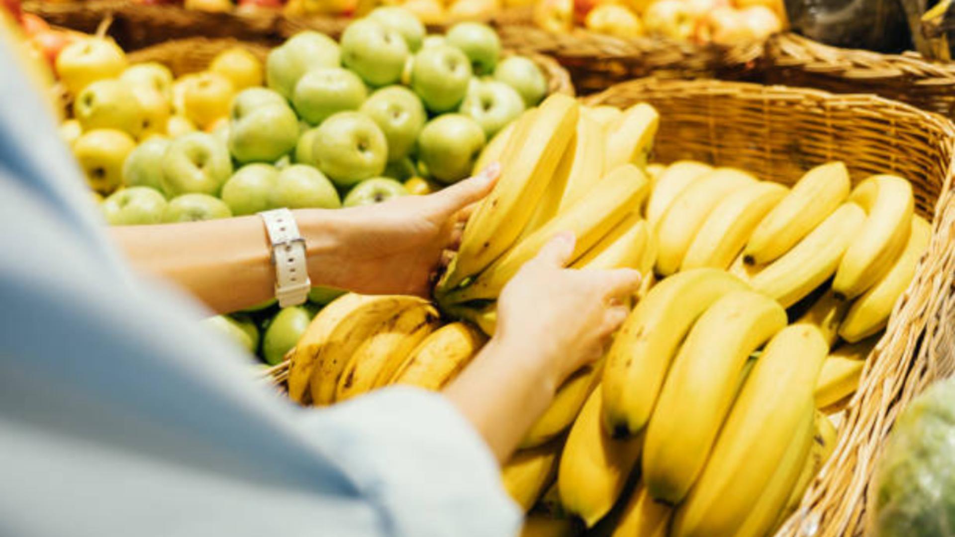 Pericolul ascuns în coaja de banană. Ce trebuie să faci înainte să mănânci fructul. Ai procedat greșit până acum?