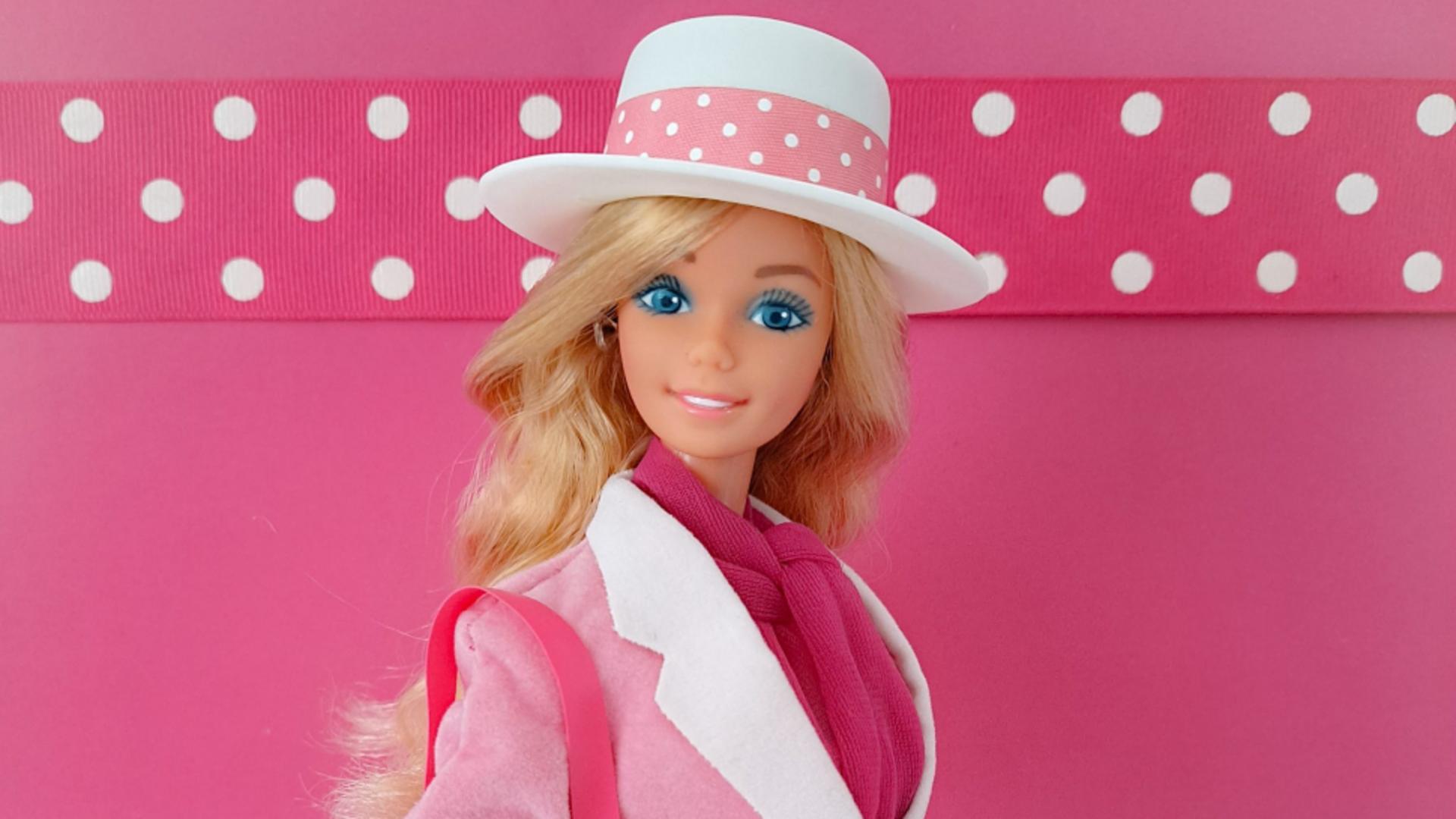 Model al păpușii Barbie 1984 (http://barbiedollscollection.com/day-to-night-barbie-1984)