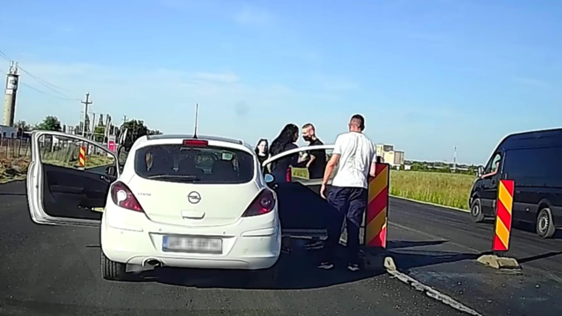 O șoferiță a sărit la bătaie, după ce tot ea a pornit scandalul. Foto: Captură Facebook