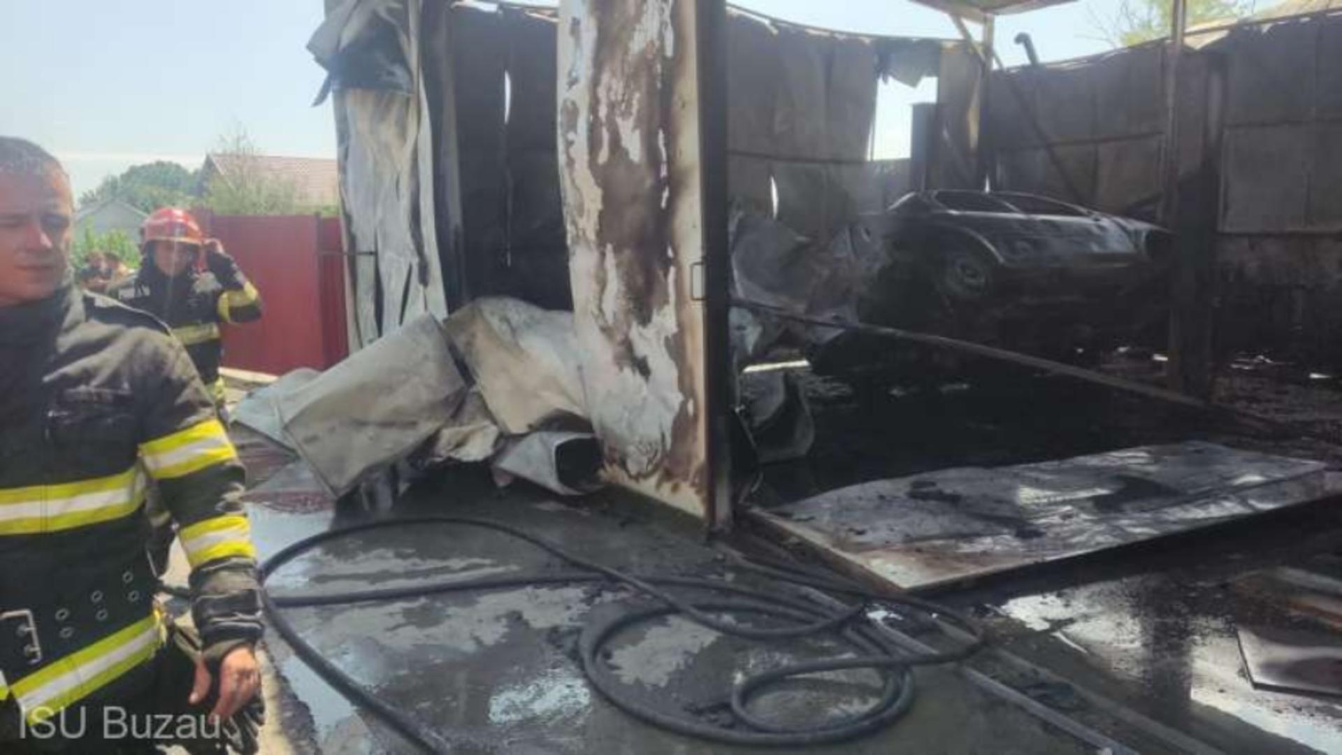 Incendiul a mistuit service-ul auto și cele 5 mașini care erau înăuntru. Foto/ISU Buzău
