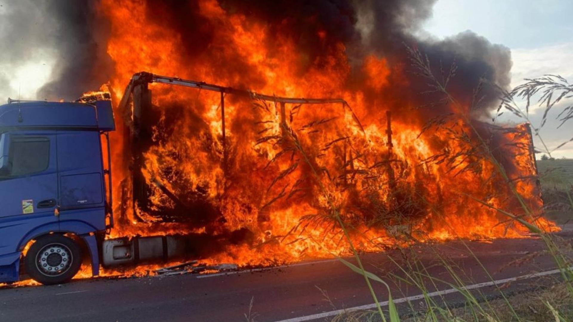 TIR în flăcări, pe o şosea din Mehedinţi: un mort. Marfa s-a făcut scrum în câteva secunde – FOTO