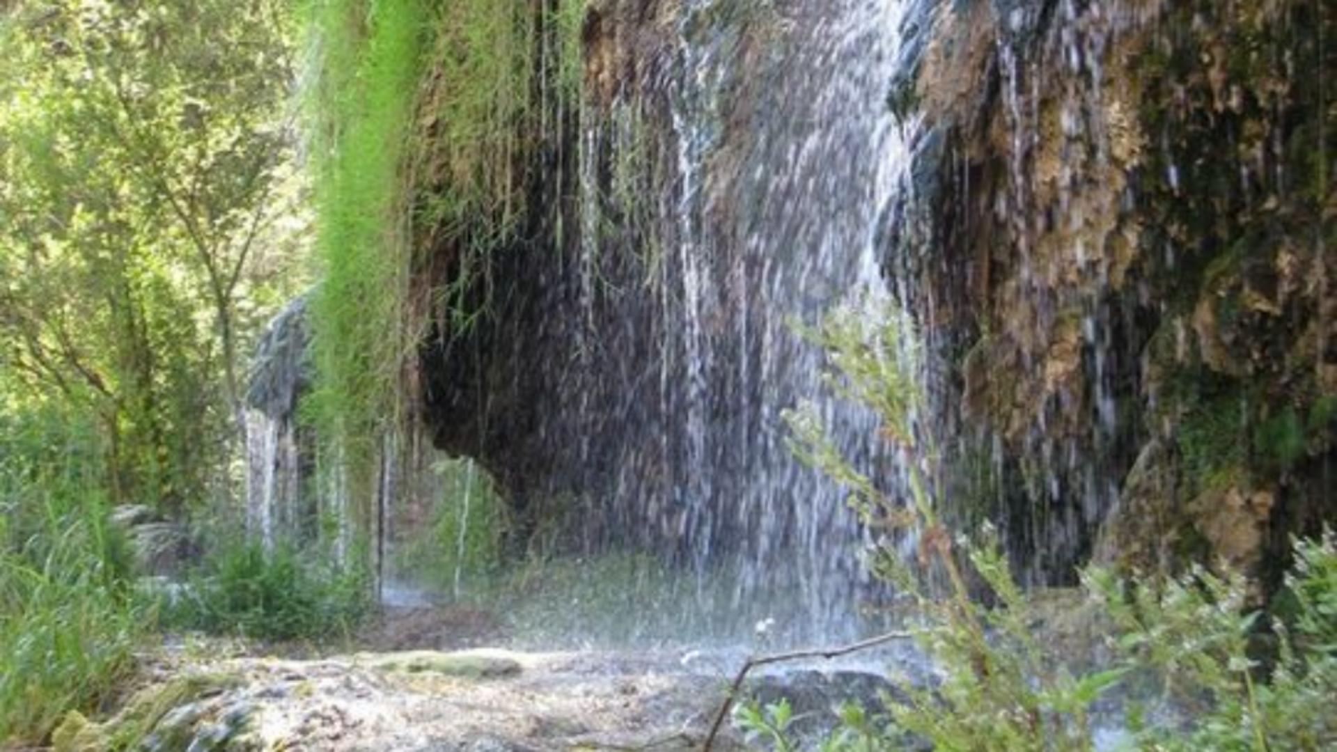 Bijuteriile ascunse ale României: Două cascade unice cu apă termală! Proprietățile lor terapeutice sunt uimitoare