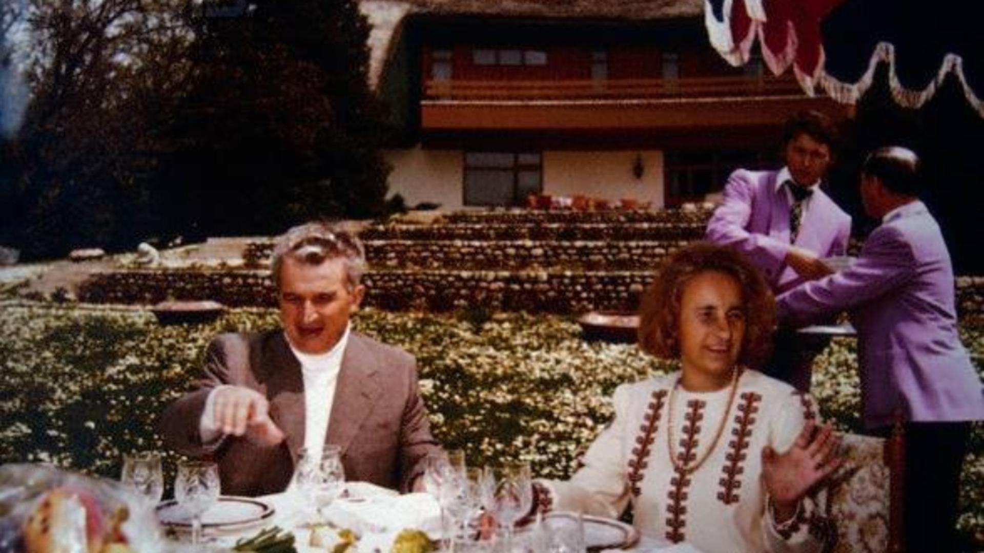 Nicolae și Elena Ceaușescu la masă (foto: Sygma/Corbis)