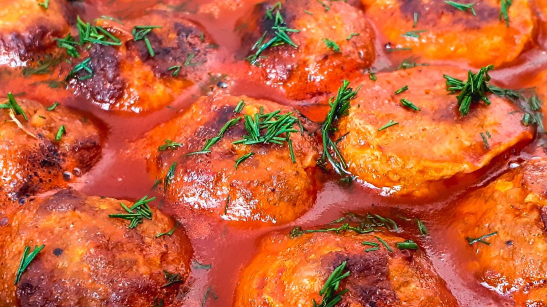 Chiftele în sos de roșii – cea mai ușoară rețetă ce poate fi preparată: 2 ingrediente sunt esențiale