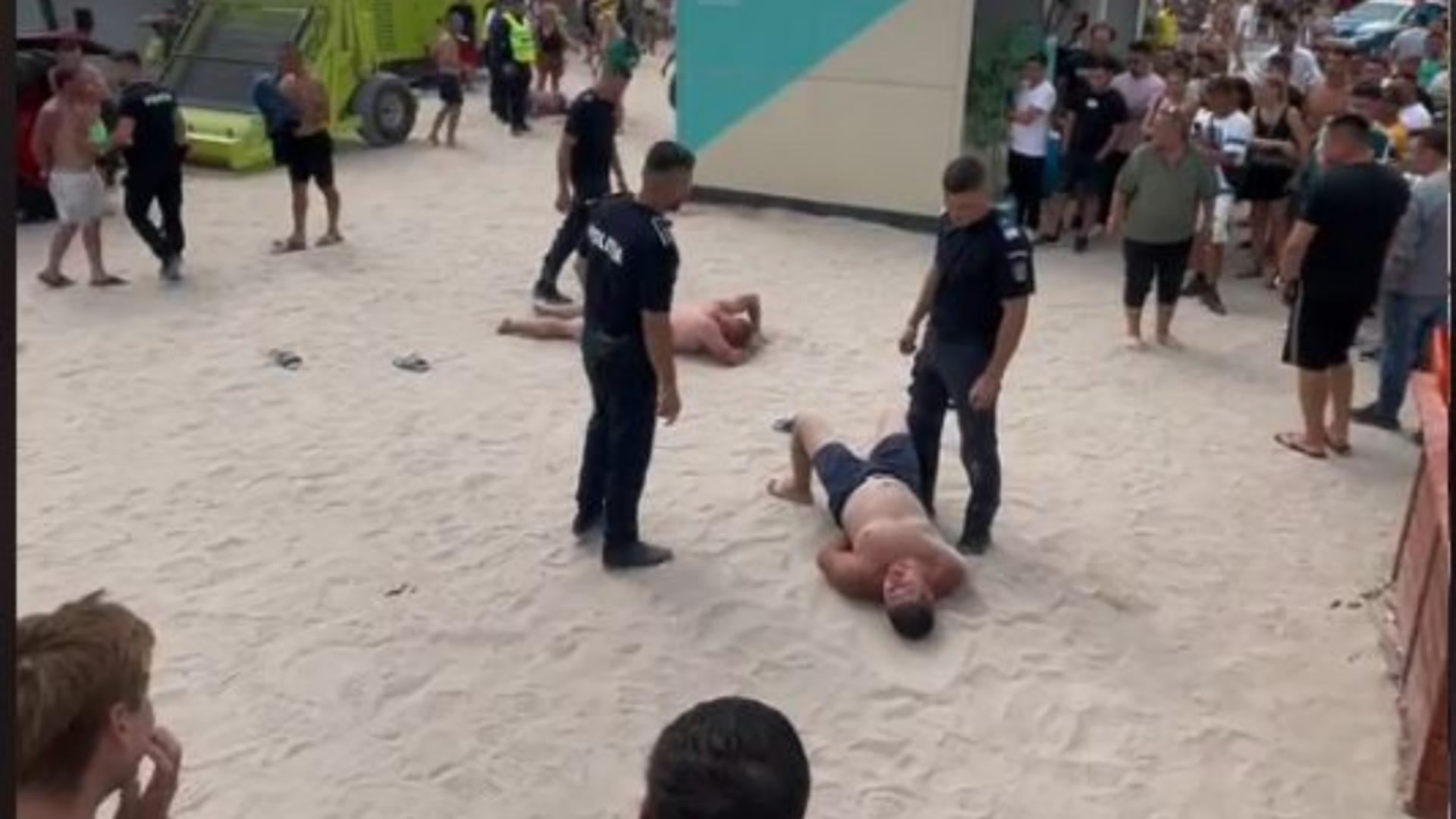 Bărbații recalcitranți, încătușați pe plajă. Foto/Captură video