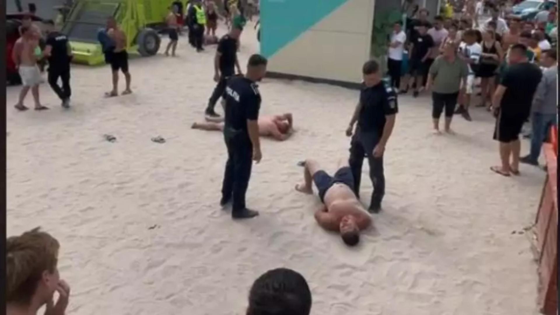 Câțiva agresori au fost încătușați chiar pe plajă (foto: Europol)