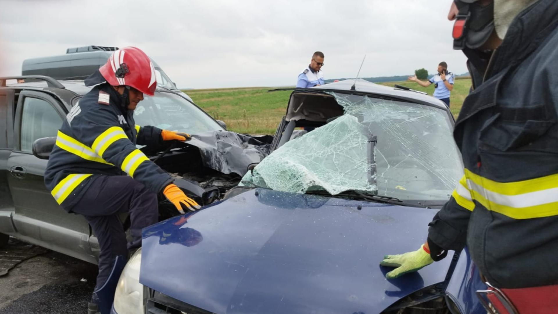 Doi morți și 4 răniți, după ce două mașini s-au ciocnit frontal pe DN2, în județul Ialomița. Trafic restricționat pe sensul de mers Bucureşti-Urziceni - FOTO