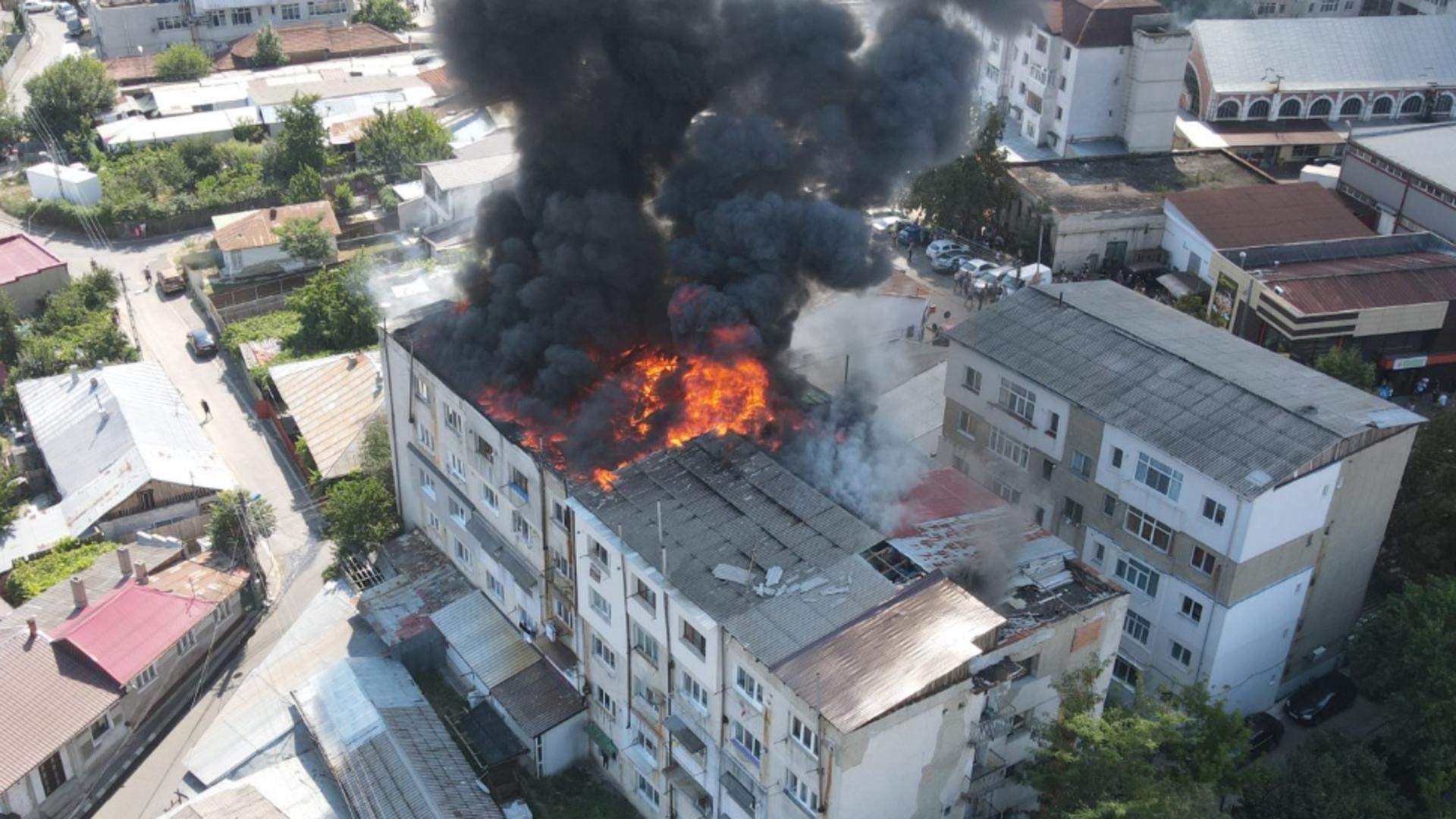 Incendiu uriaș în Huși: Mansarda unui bloc, în flăcări – Intervenție urgentă a pompierilor – 30 de persoane evacuate